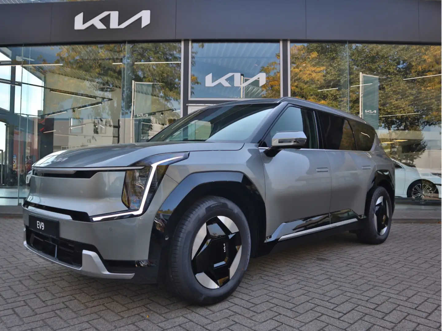 Kia EV9 Plus RWD 99.8 kWh --Snel leverbaar!-- Navi+BT+360 Gris - 1