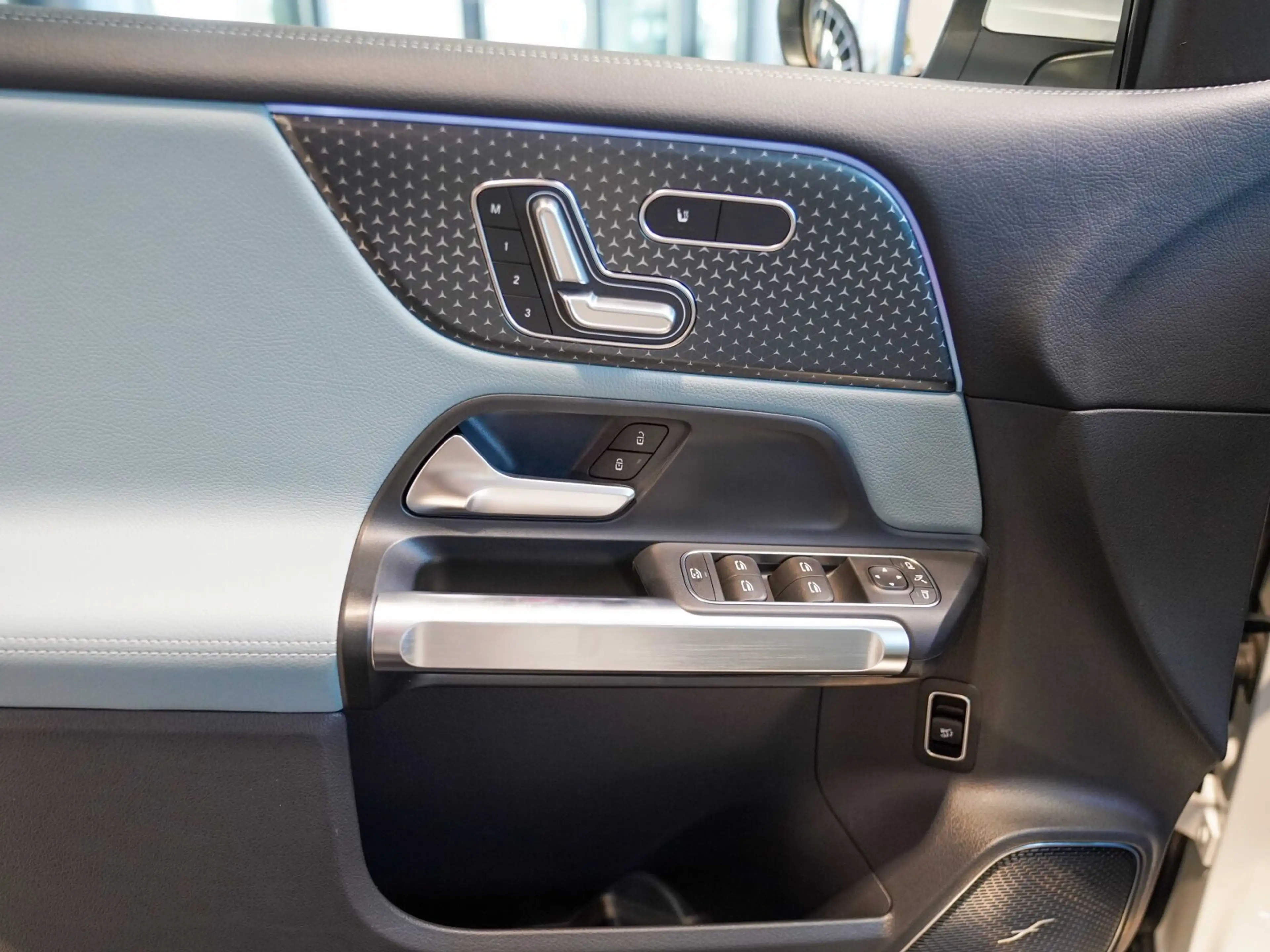 Mercedes-Benz EQB 350 EQB 350 4M AMG Premium Pano Memory Distronic — photo 14