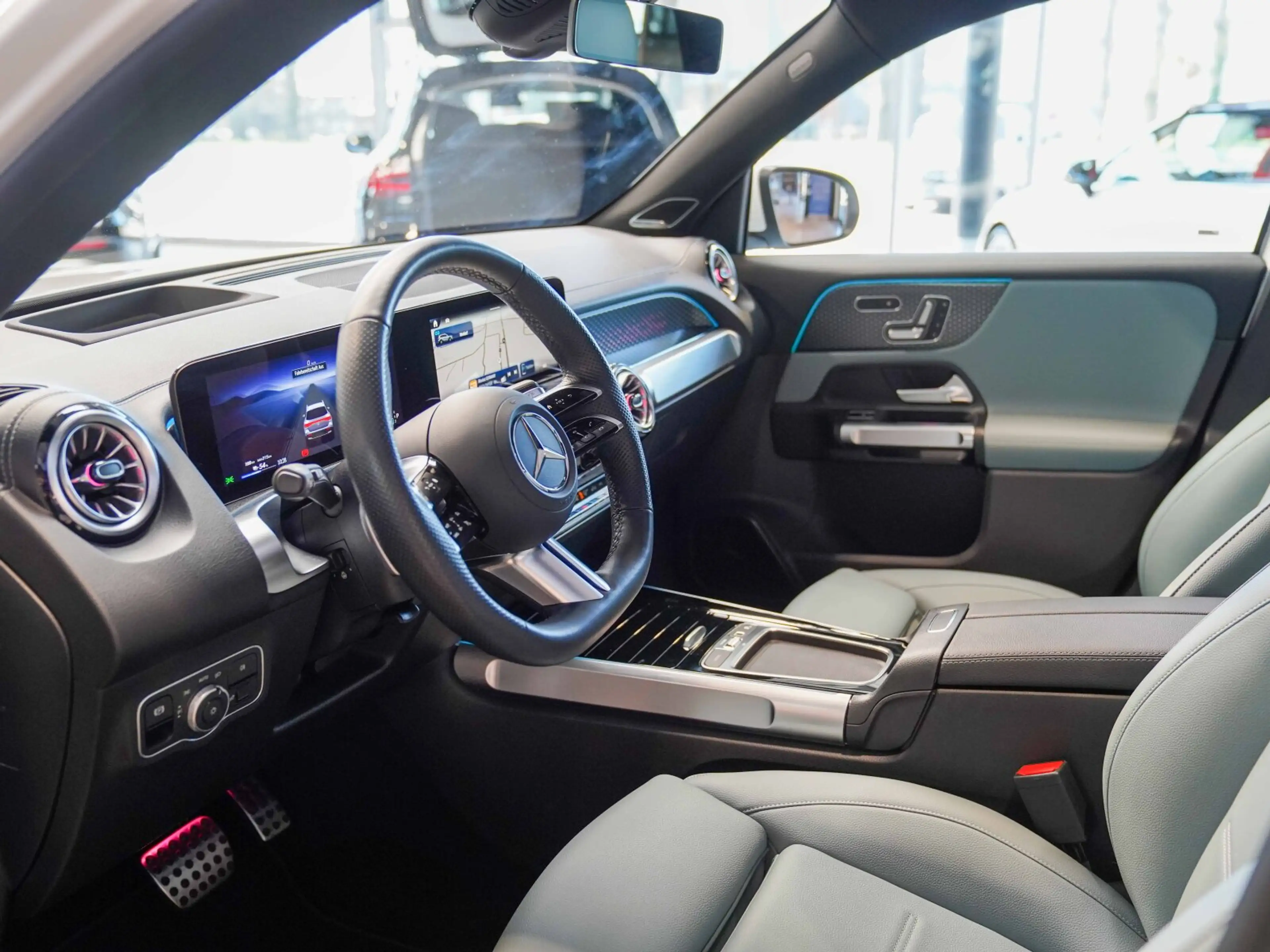 Mercedes-Benz EQB 350 EQB 350 4M AMG Premium Pano Memory Distronic — photo 13