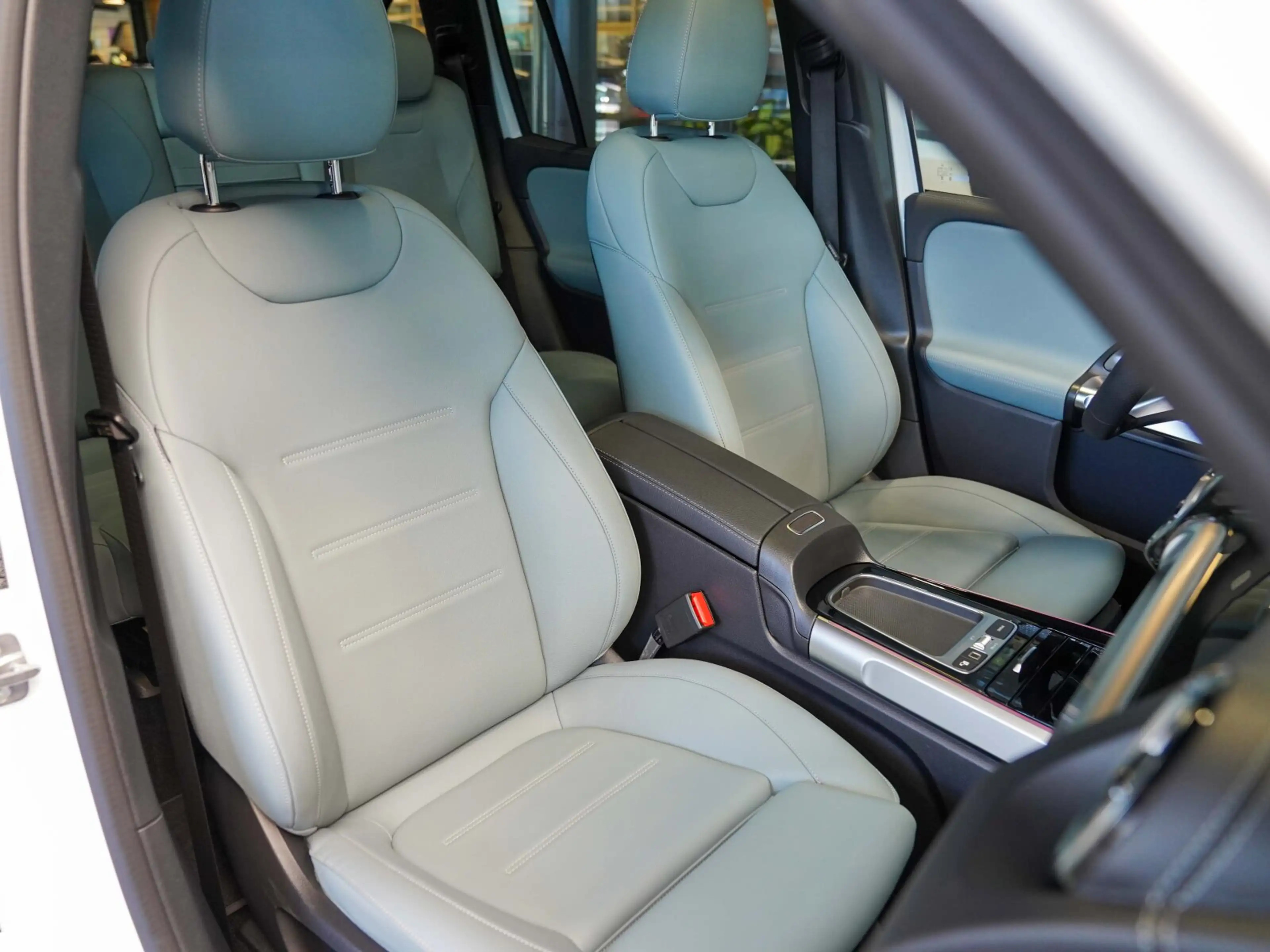 Mercedes-Benz EQB 350 EQB 350 4M AMG Premium Pano Memory Distronic — photo 7