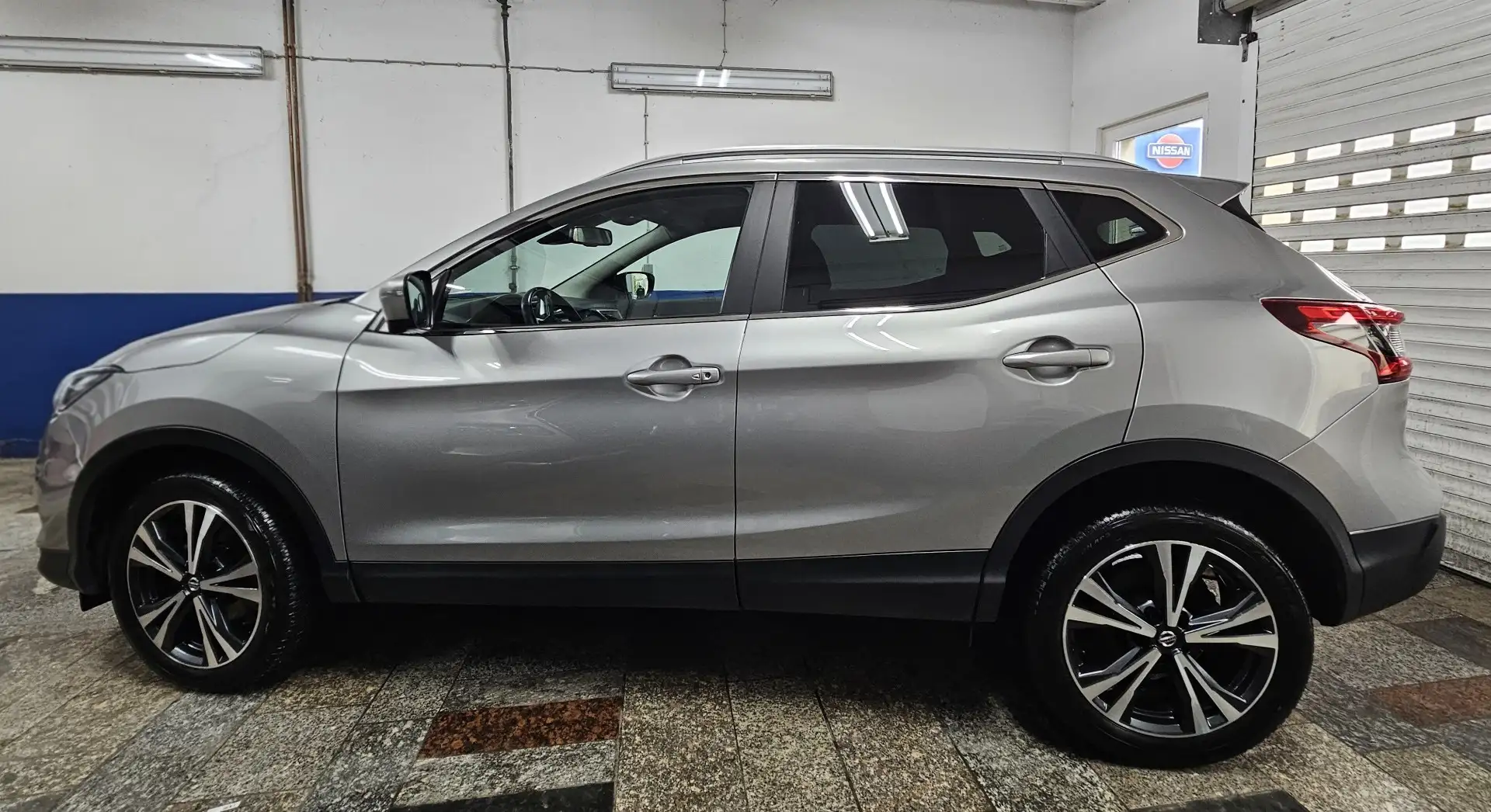 Nissan Qashqai 1.3 DIG-T N-Connecta Panoramaglasd. Allwetter Argent - 2