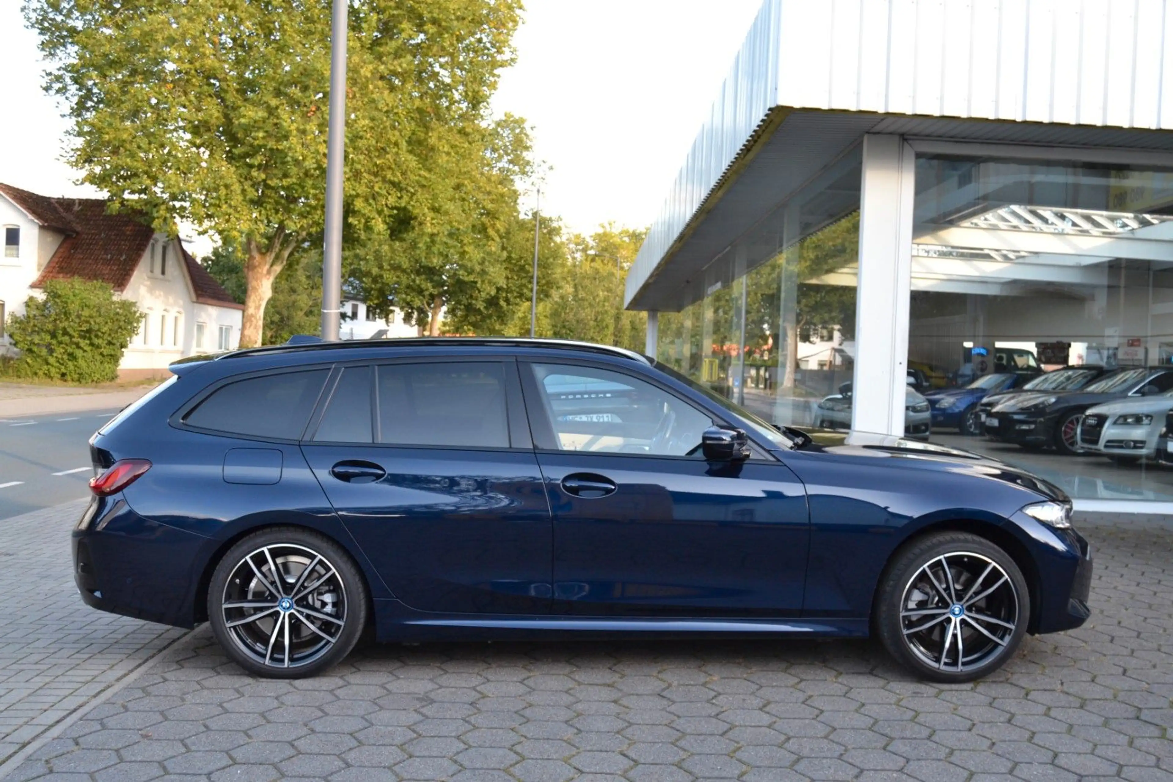 BMW 330 e xDrive M Sport*HUD*360°*ACC*H&K*AHK* — photo 5