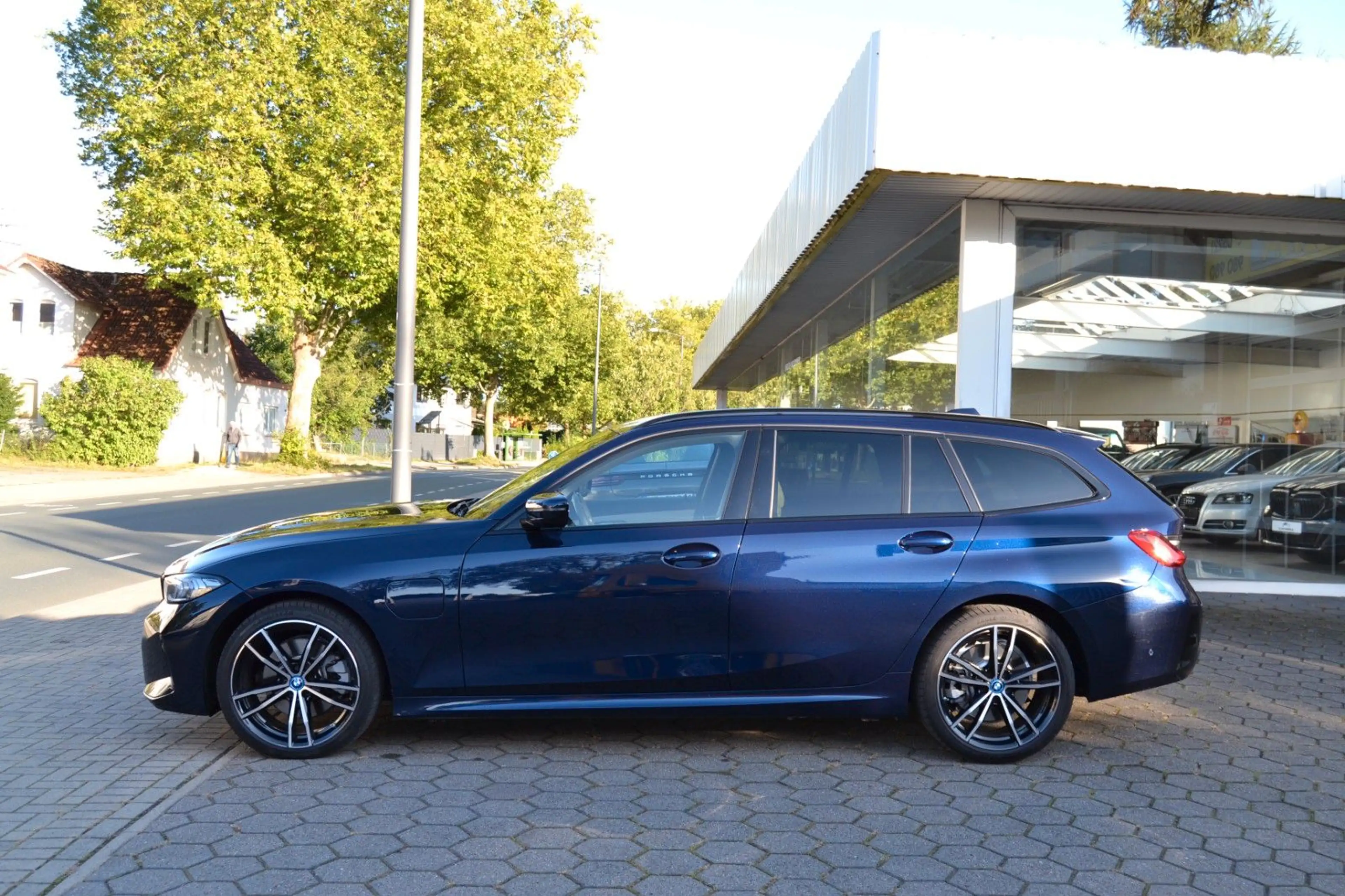 BMW 330 e xDrive M Sport*HUD*360°*ACC*H&K*AHK* — photo 4