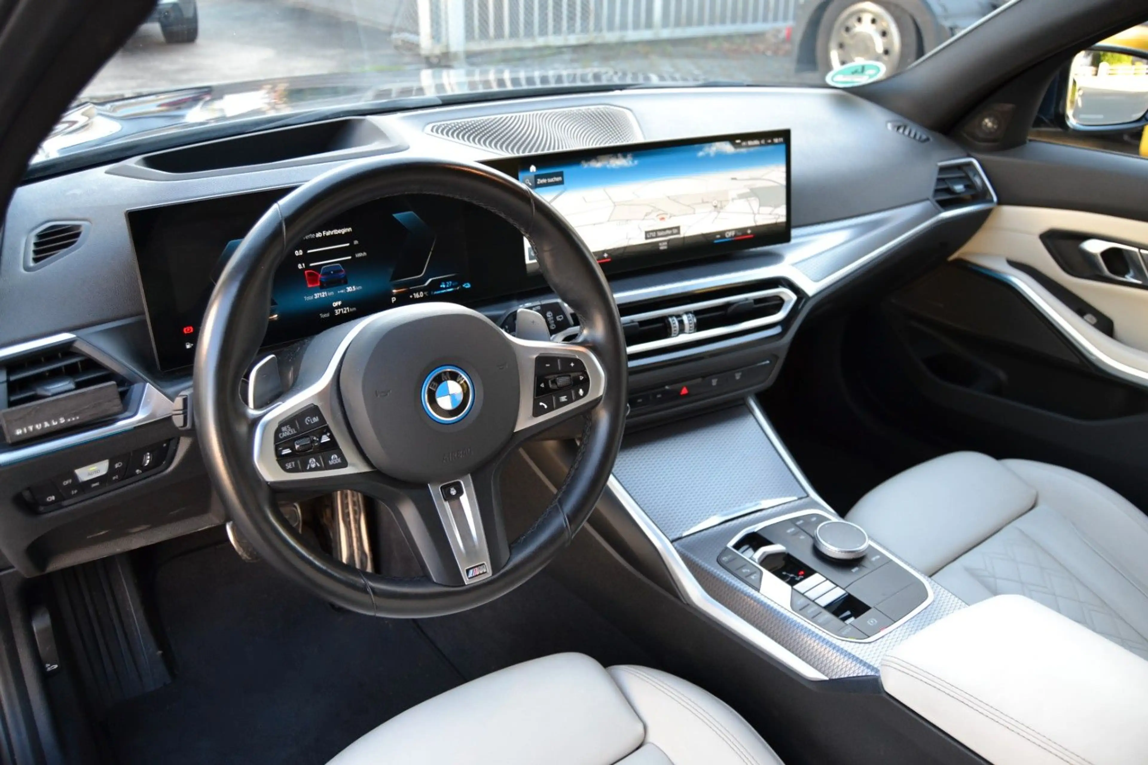 BMW 330 e xDrive M Sport*HUD*360°*ACC*H&K*AHK* — photo 9