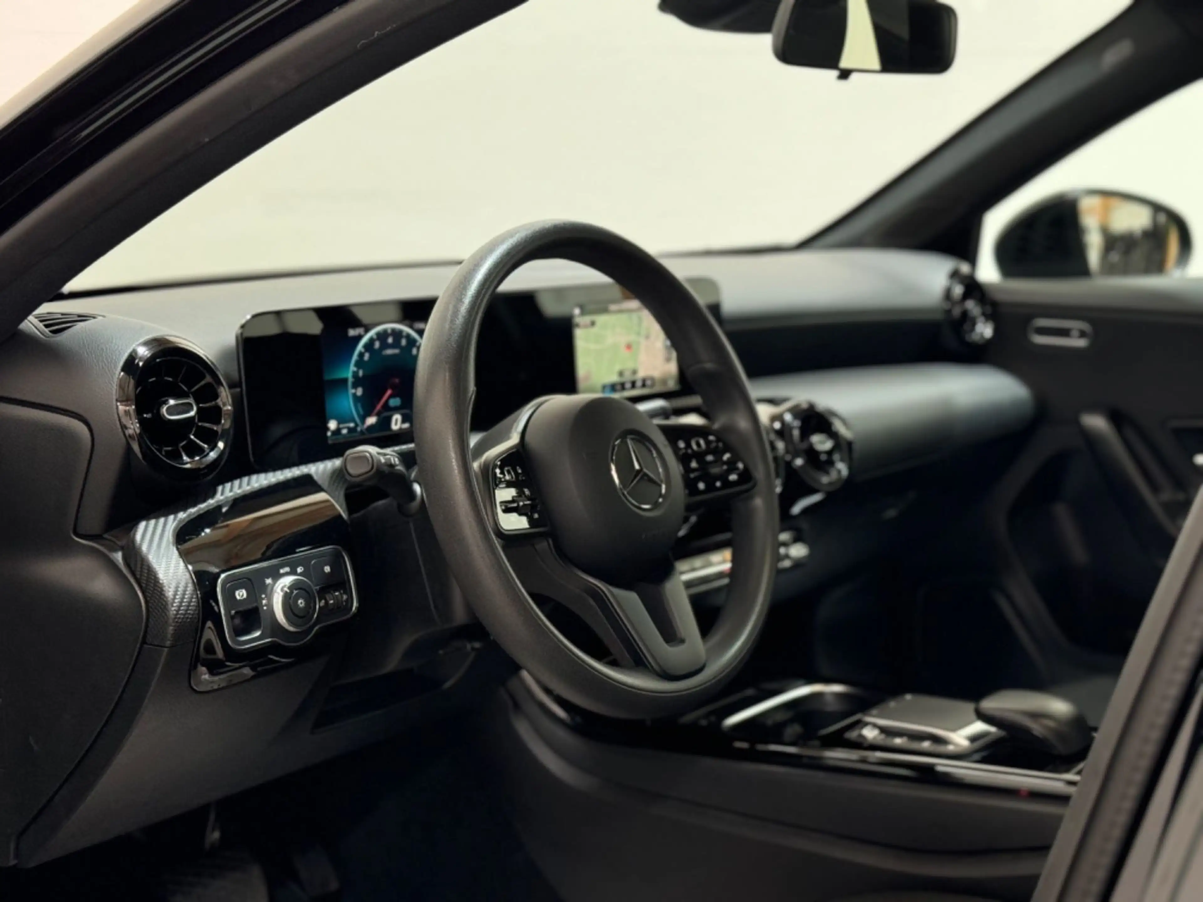 Mercedes-Benz A 250 e - PANORAMA-TEMP-LIVE-PDC-NAVI-BUSINESS — photo 9