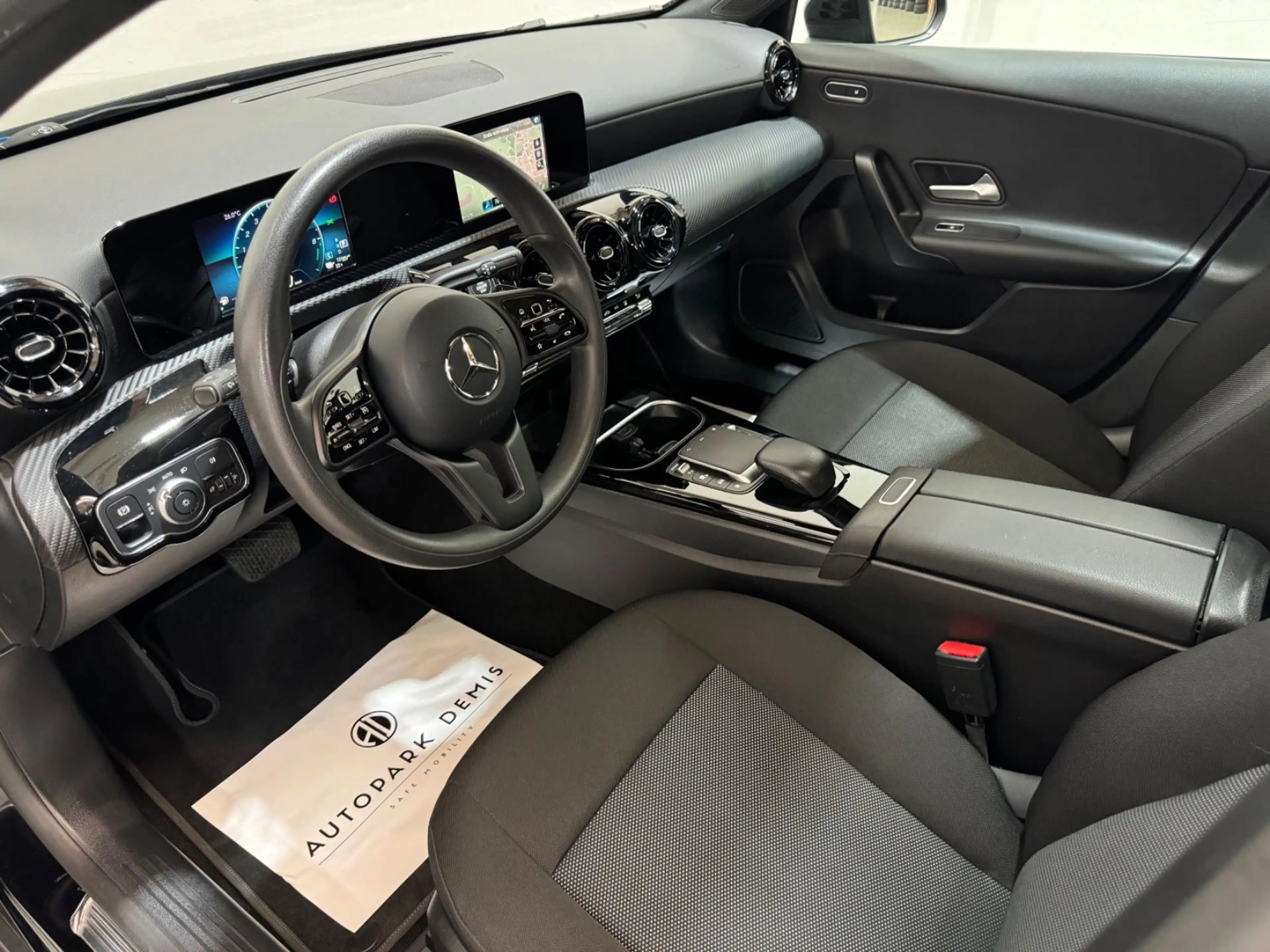 Mercedes-Benz A 250 e - PANORAMA-TEMP-LIVE-PDC-NAVI-BUSINESS — photo 7