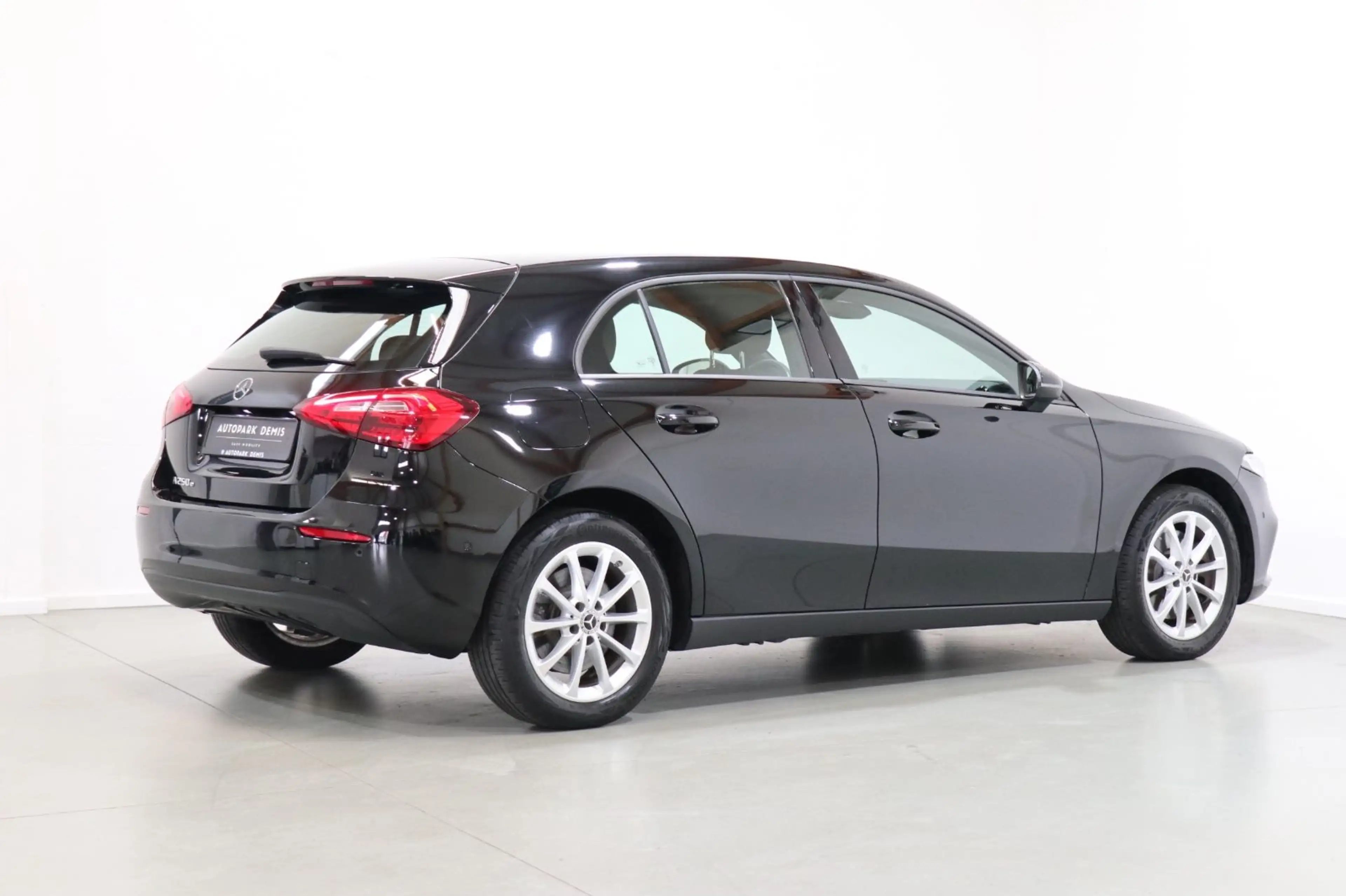 Mercedes-Benz A 250 e - PANORAMA-TEMP-LIVE-PDC-NAVI-BUSINESS — photo 6