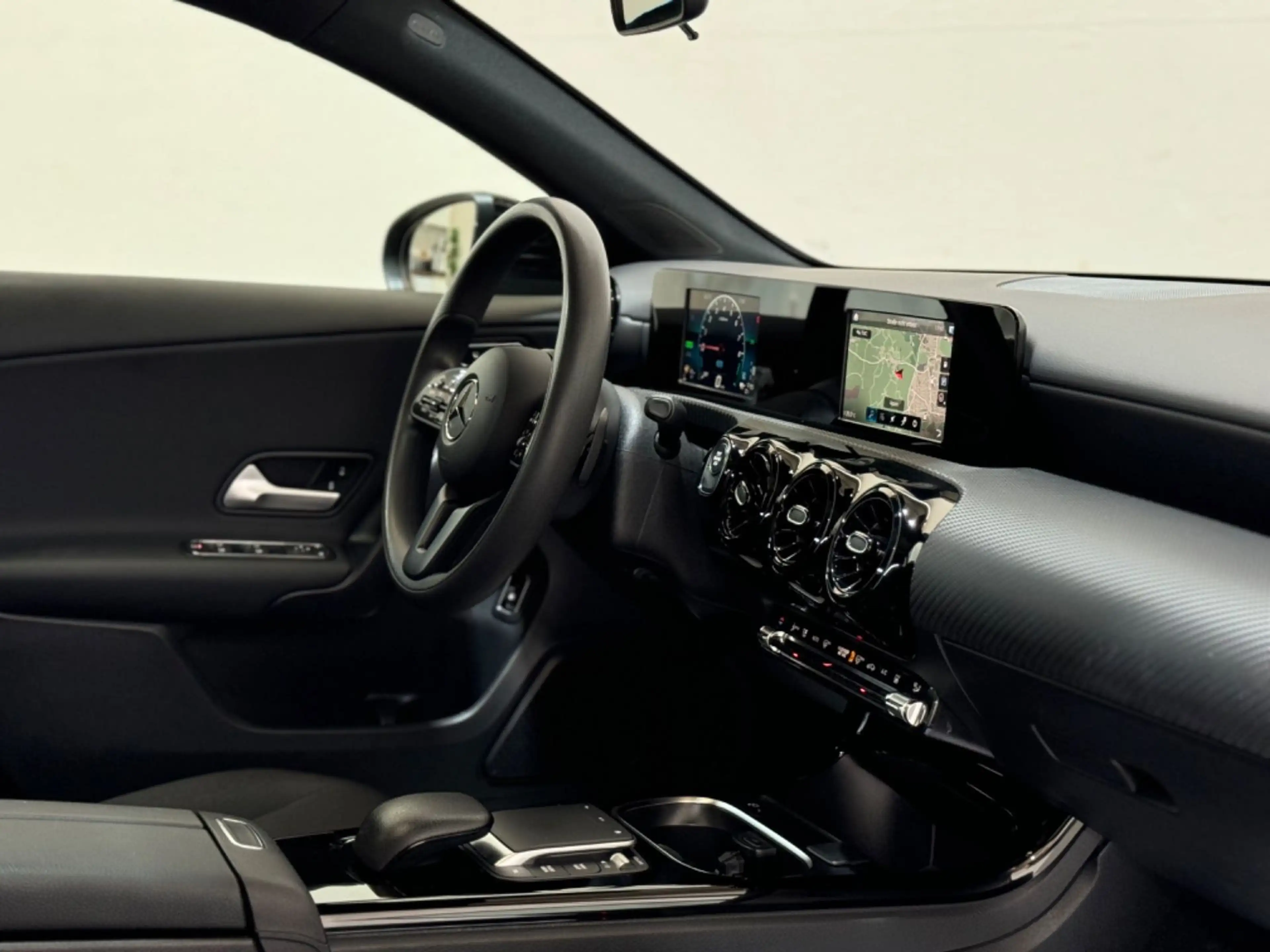 Mercedes-Benz A 250 e - PANORAMA-TEMP-LIVE-PDC-NAVI-BUSINESS — photo 13