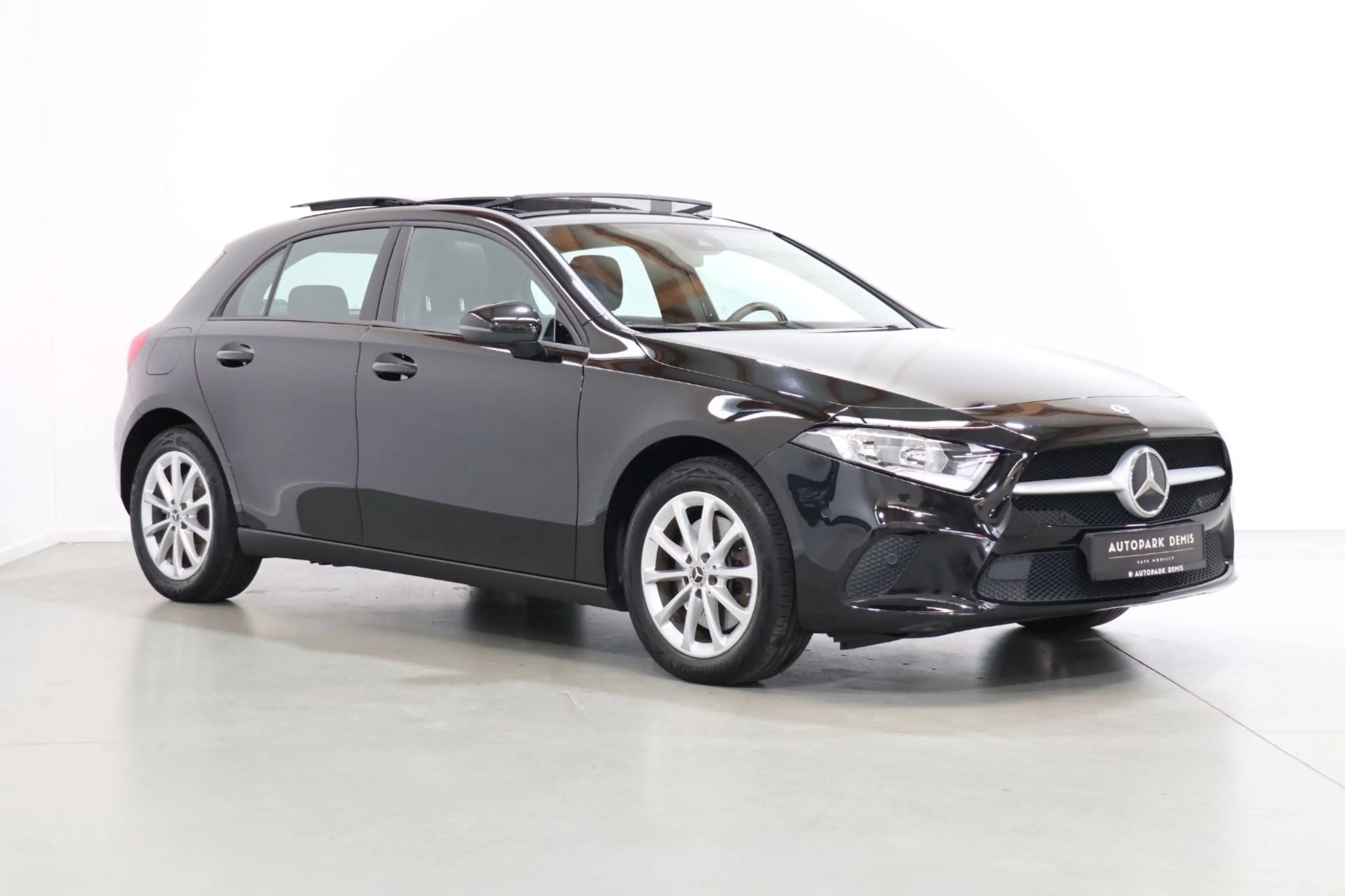 Mercedes-Benz A 250 e - PANORAMA-TEMP-LIVE-PDC-NAVI-BUSINESS — photo 4