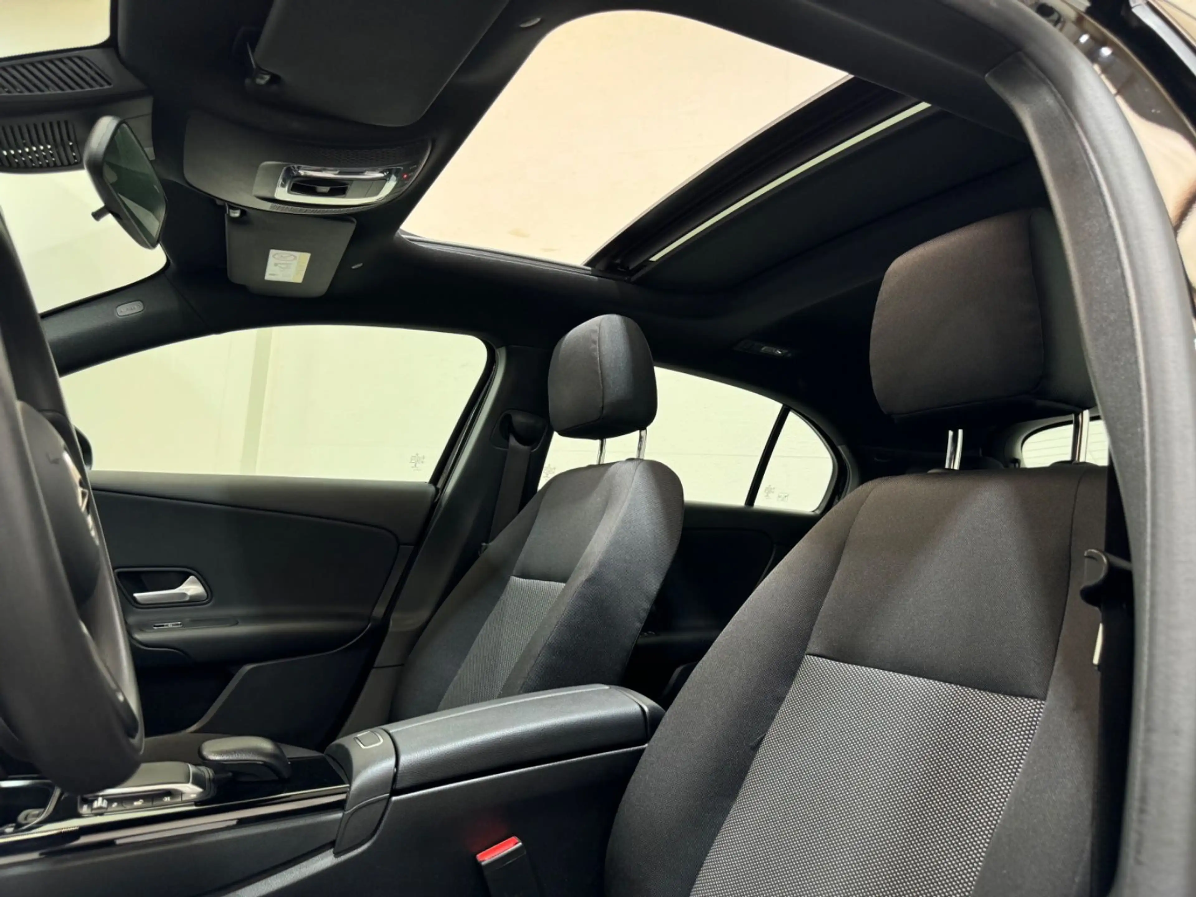 Mercedes-Benz A 250 e - PANORAMA-TEMP-LIVE-PDC-NAVI-BUSINESS — photo 8