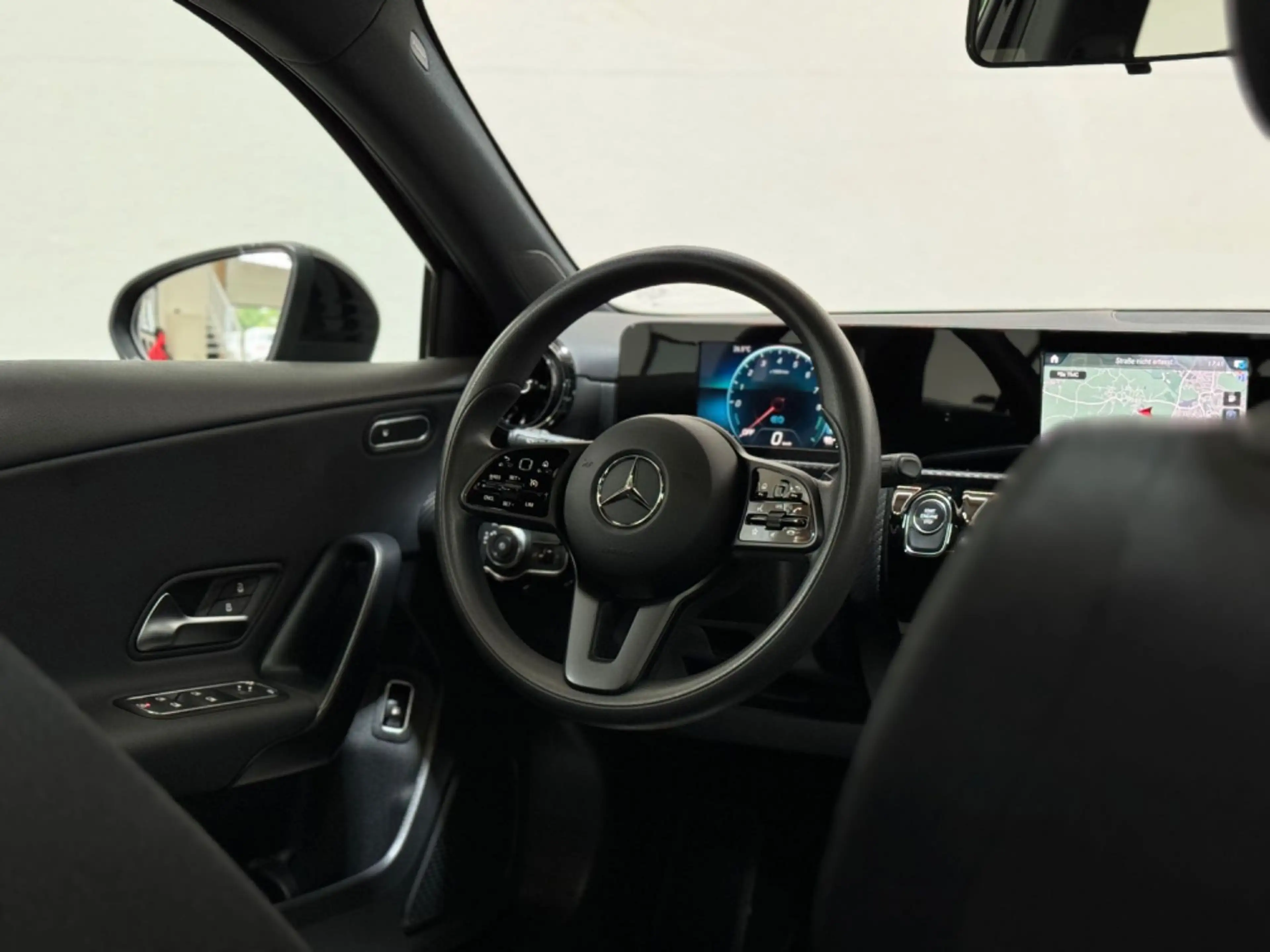 Mercedes-Benz A 250 e - PANORAMA-TEMP-LIVE-PDC-NAVI-BUSINESS — photo 11