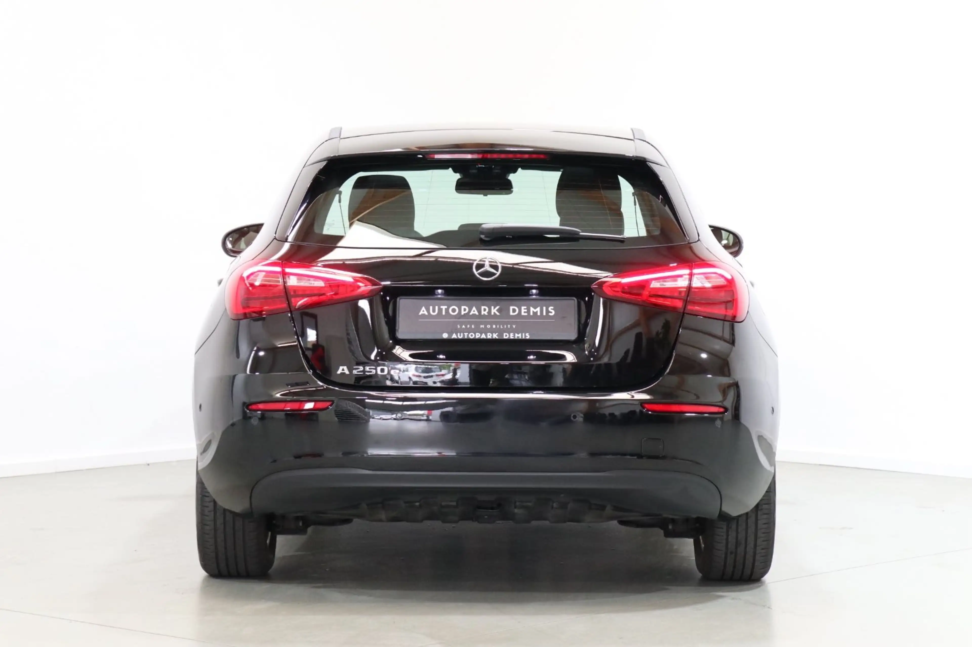 Mercedes-Benz A 250 e - PANORAMA-TEMP-LIVE-PDC-NAVI-BUSINESS — photo 5