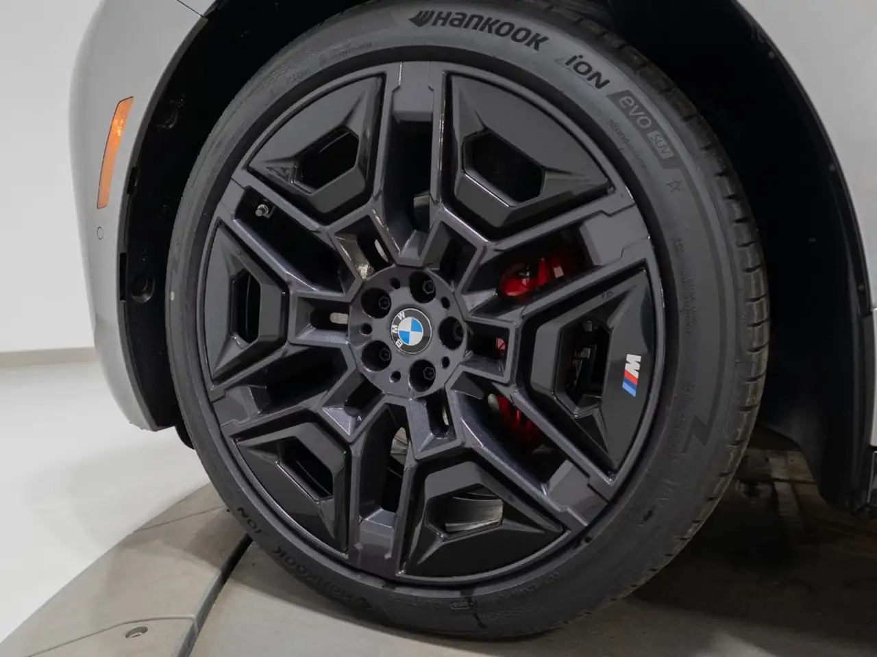 BMW iX photo BMW iX