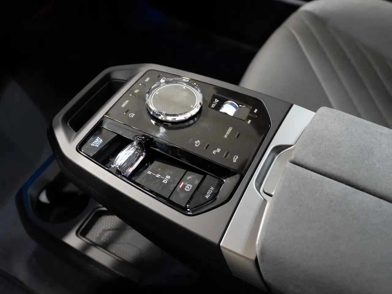 BMW iX photo BMW iX