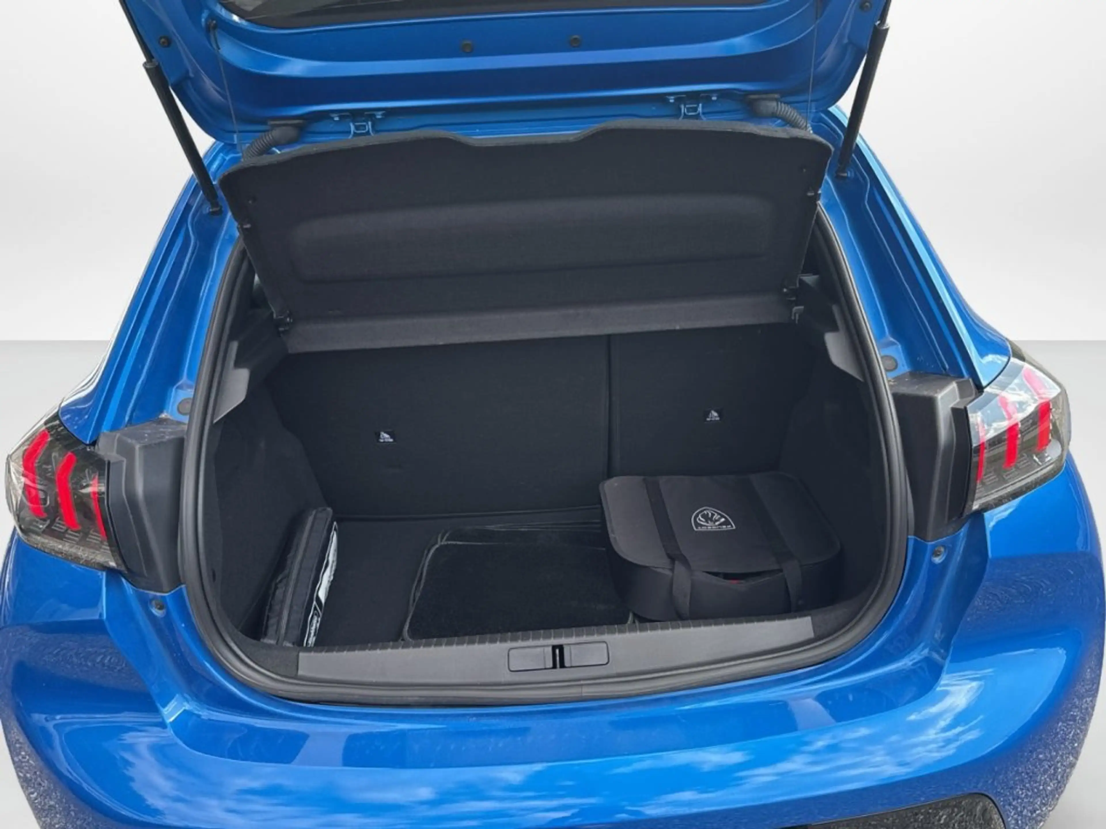 Peugeot e-208 GT — photo 10