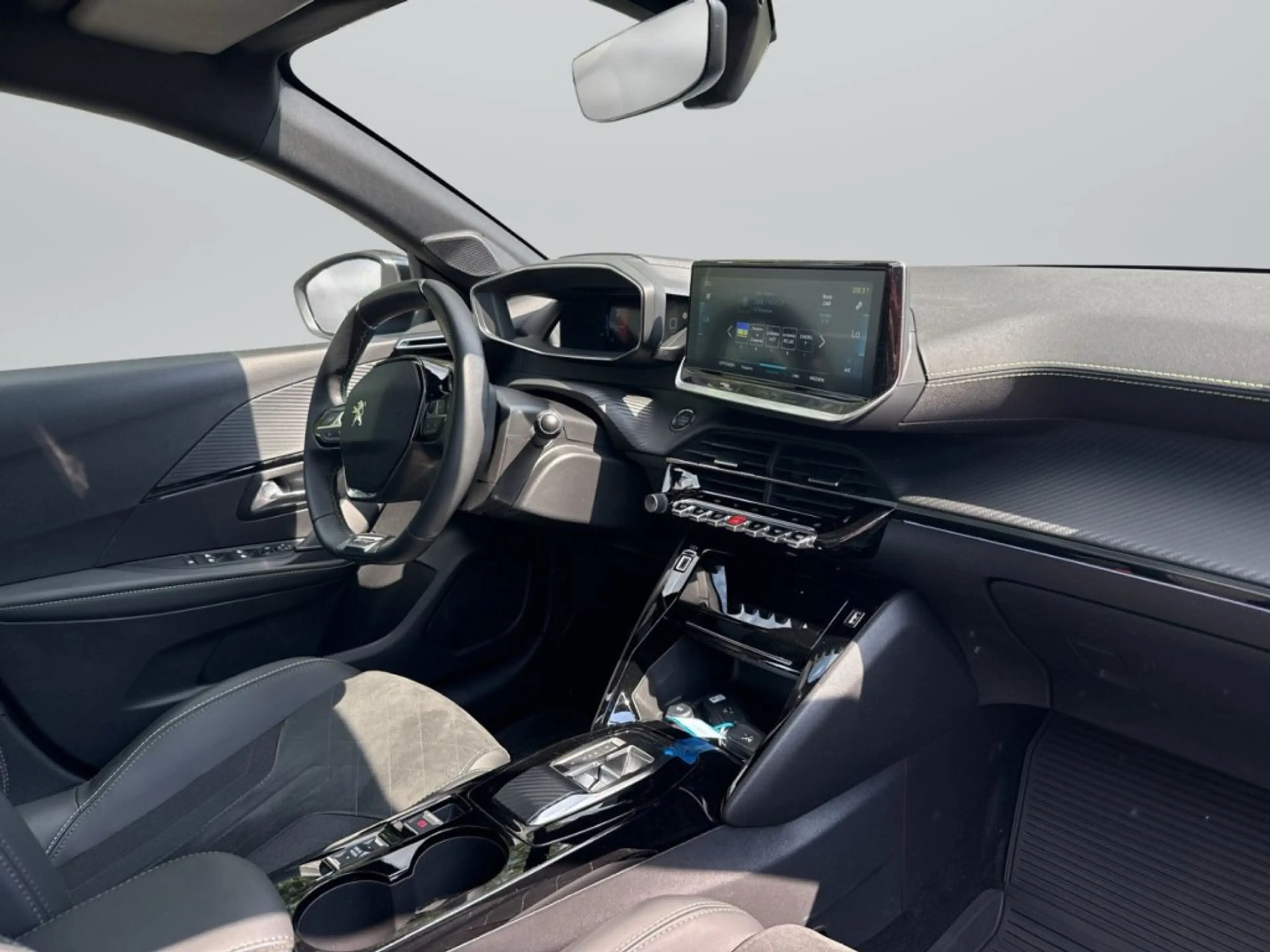 Peugeot e-208 GT — photo 6