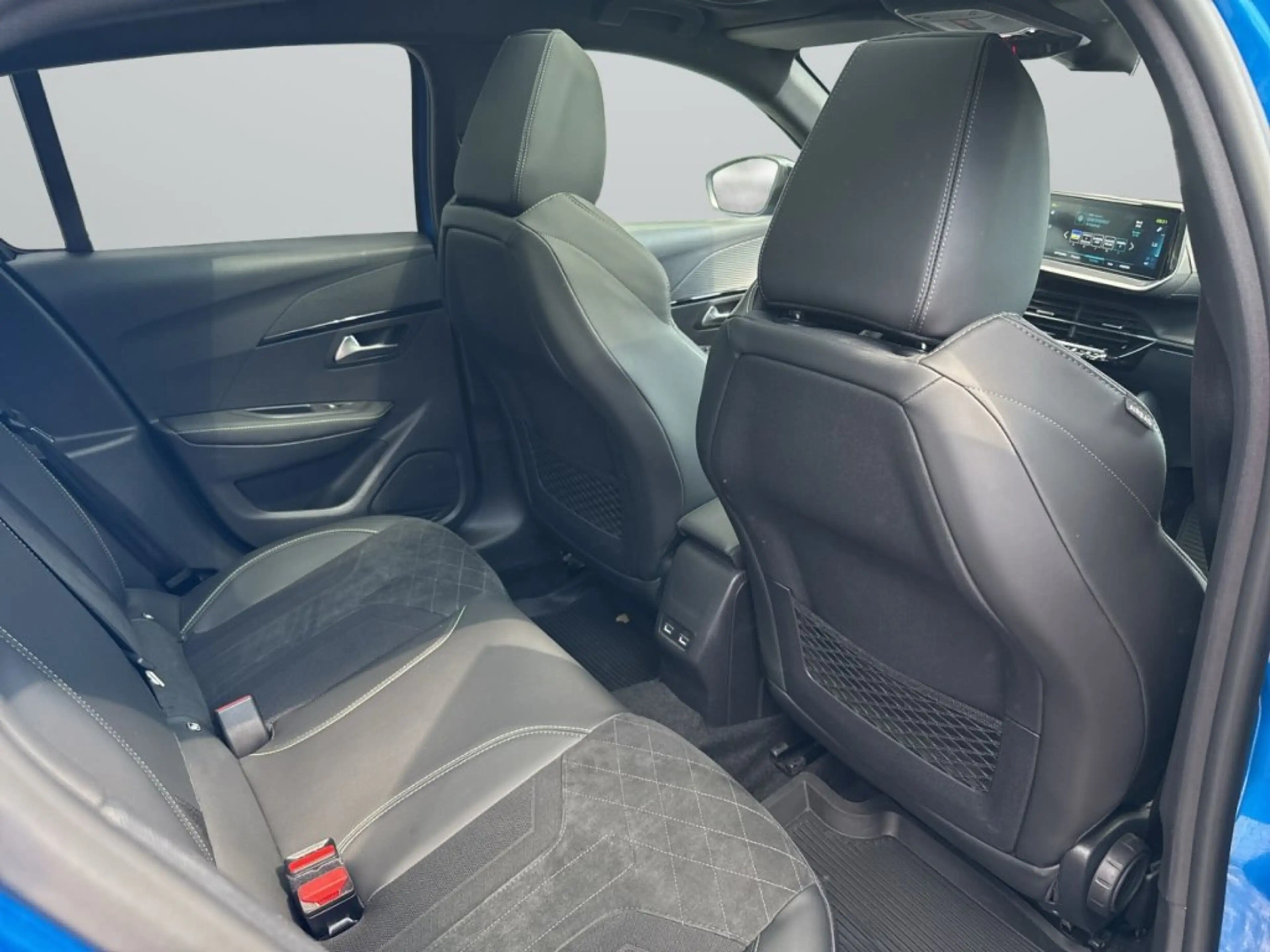 Peugeot e-208 GT — photo 9