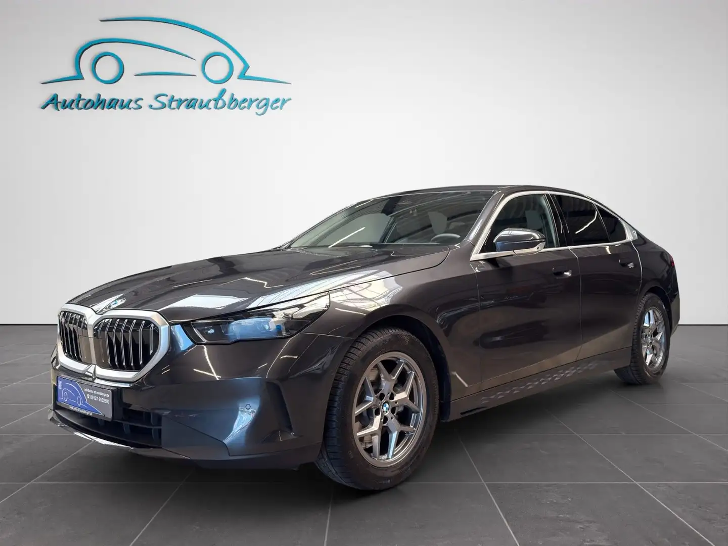 BMW 520 d xDrive ACC HuD QI 4Z RFK KZU StHz Memory Grau - 2