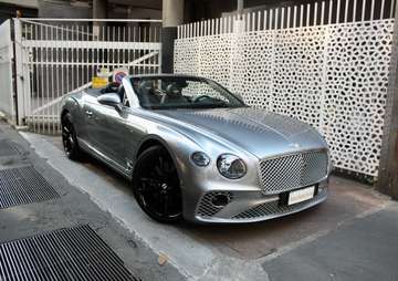 IVA Esposta-Mulliner-22"-HUD-B&O-Driving-City-ACC