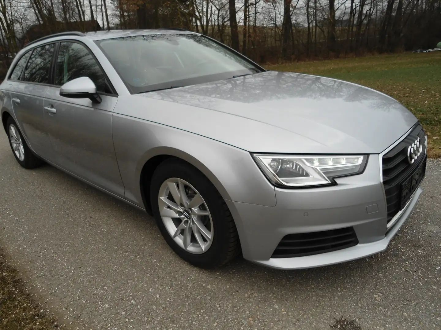 Audi A4 basis ultra Grau - 2