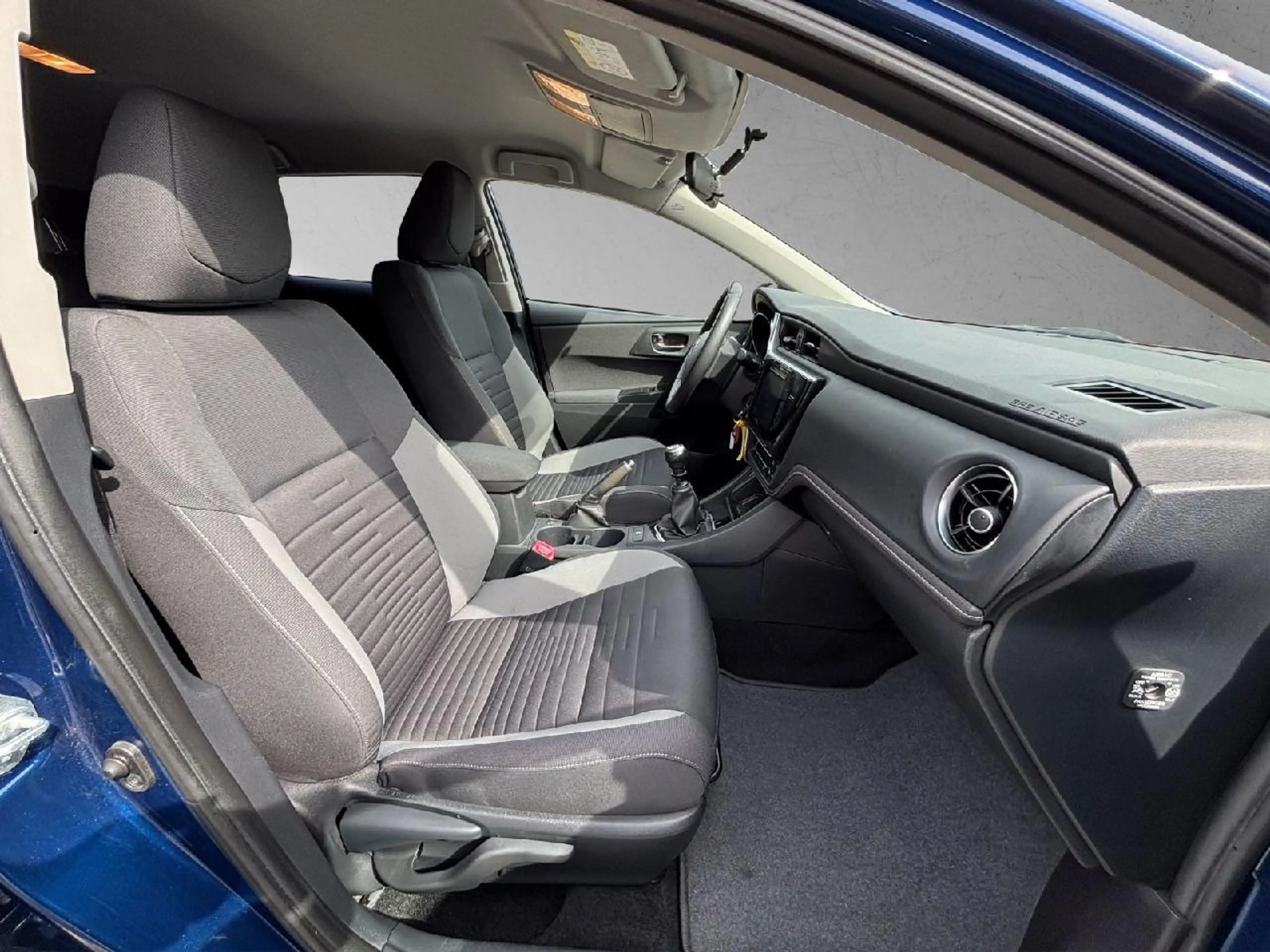 Toyota Auris Comfort — photo 7