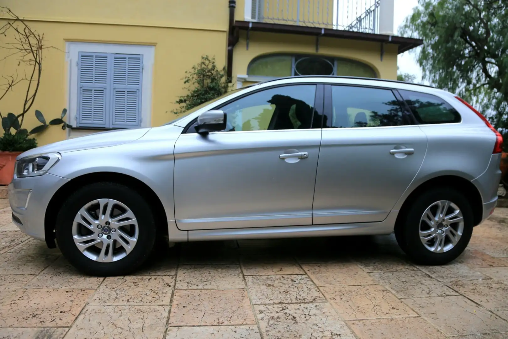 Volvo XC60 D4 Kinetic 190CV Geartronic + pneumatici invernali Argento - 2