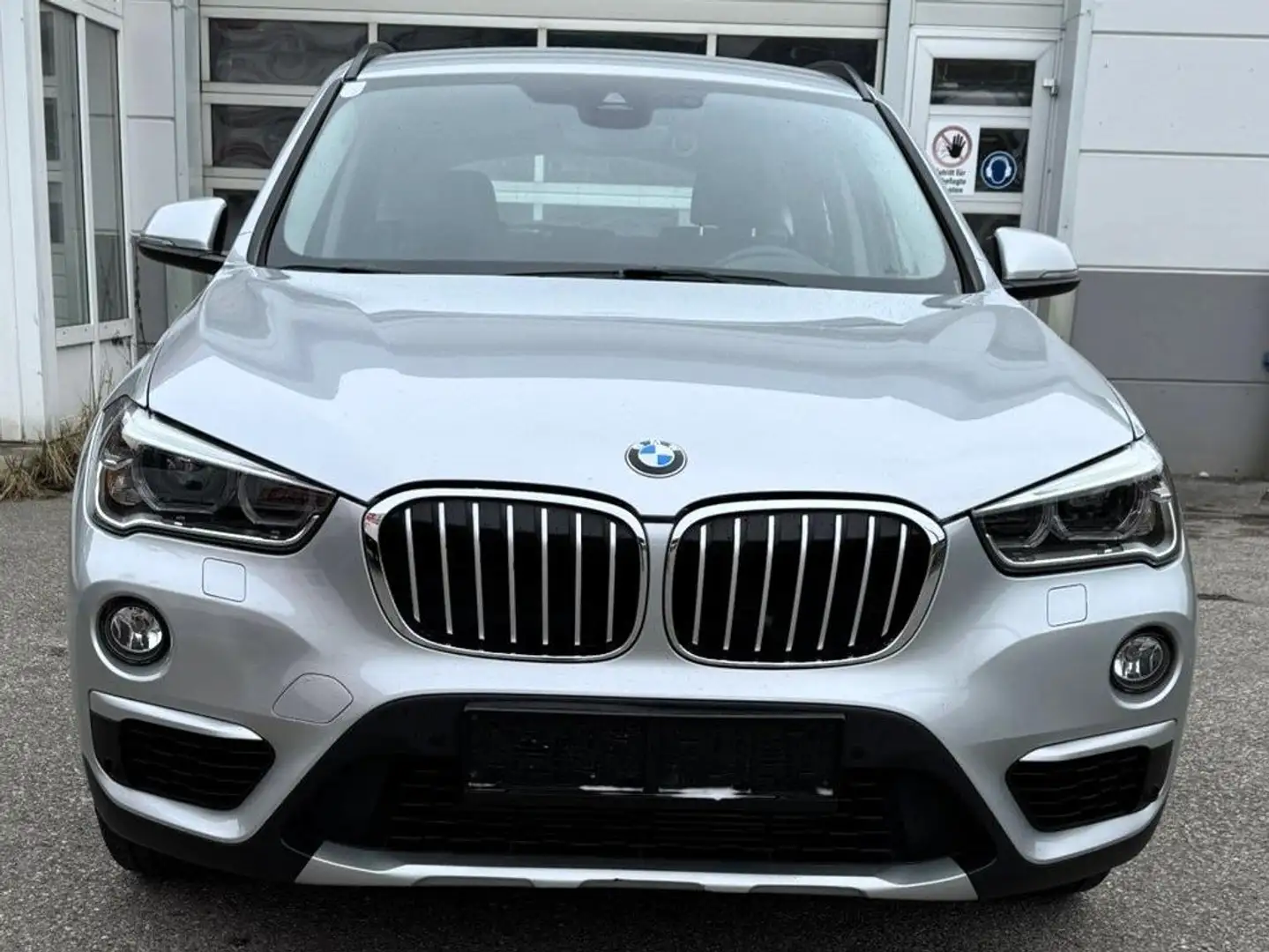 BMW X1 xDrive 20 d xLine Grau - 2