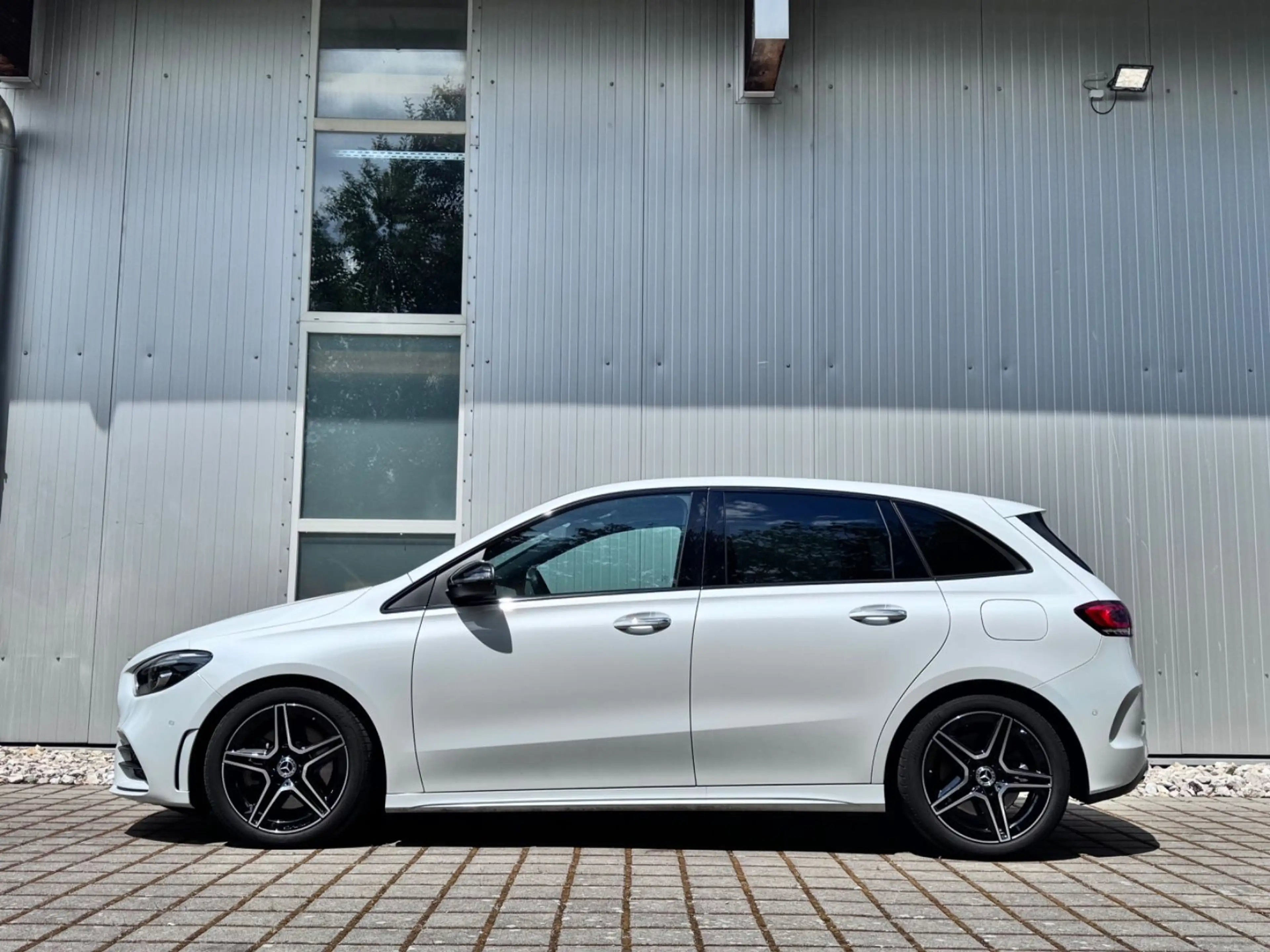 Mercedes-Benz B 250 4MATIC DCT AMG Line Panorama Standheizung — photo 3