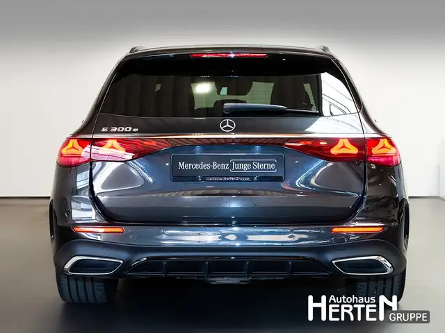 Mercedes-Benz E-Class view 4