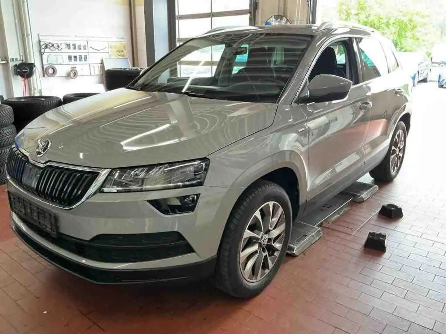Skoda Karoq Clever 4x4 2.0 TDI 110kW RFK SHZ Grigio - 1
