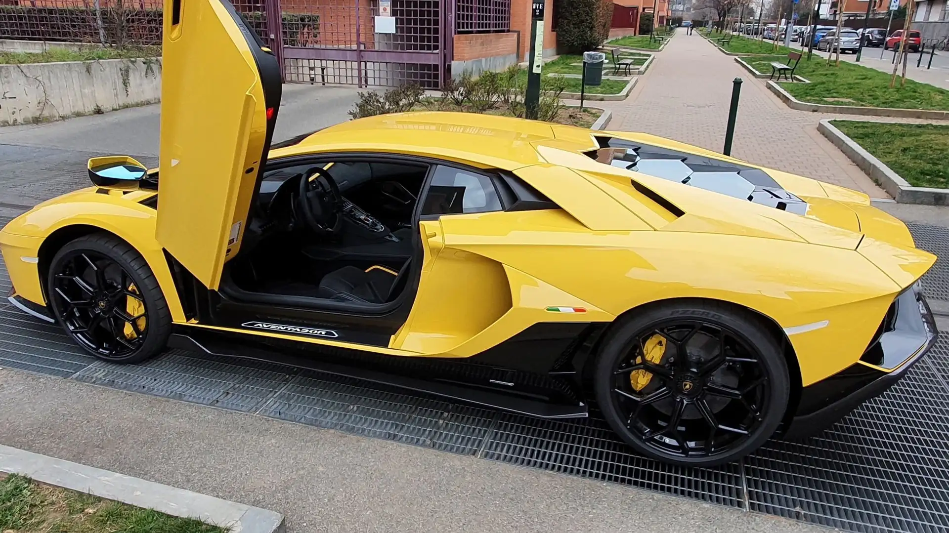 Lamborghini Aventador lp780 ultimae žuta - 1