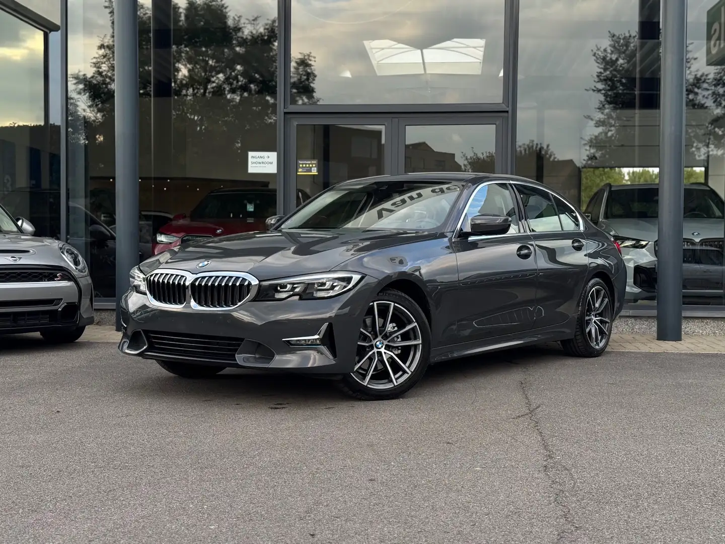 BMW 320 i sedan Luxury Line / AUT. / CAM / LEER / CARPLAY Gris - 1