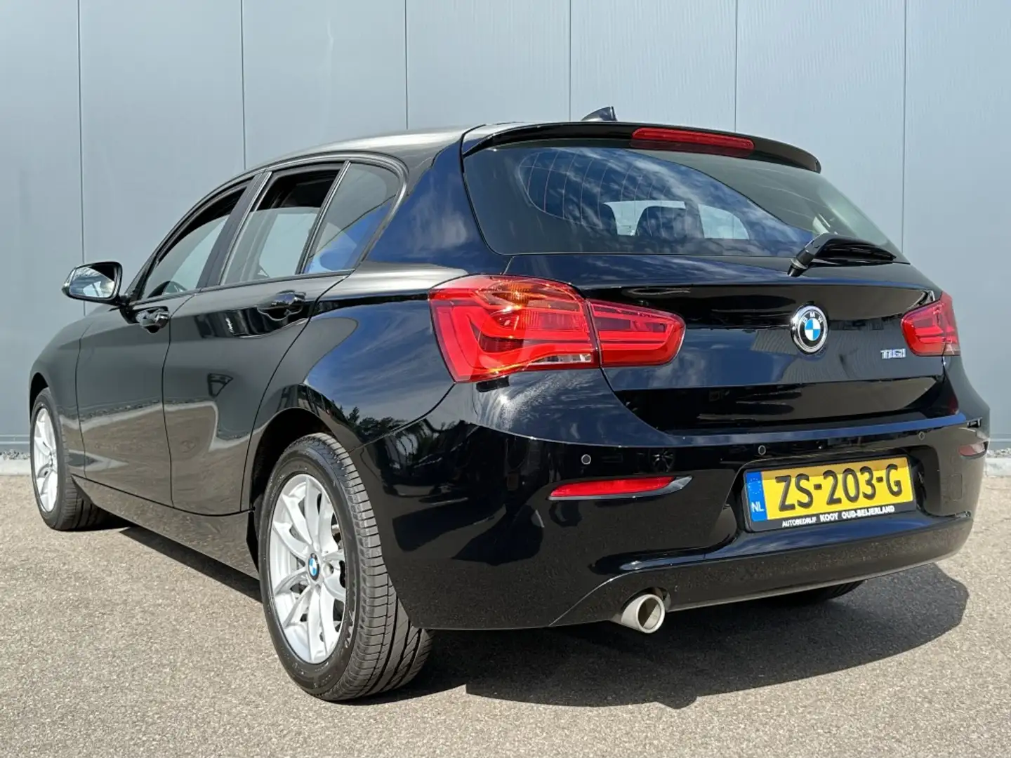 BMW 116 1-serie 116i Executive + Navi + Climate control Zwart - 2