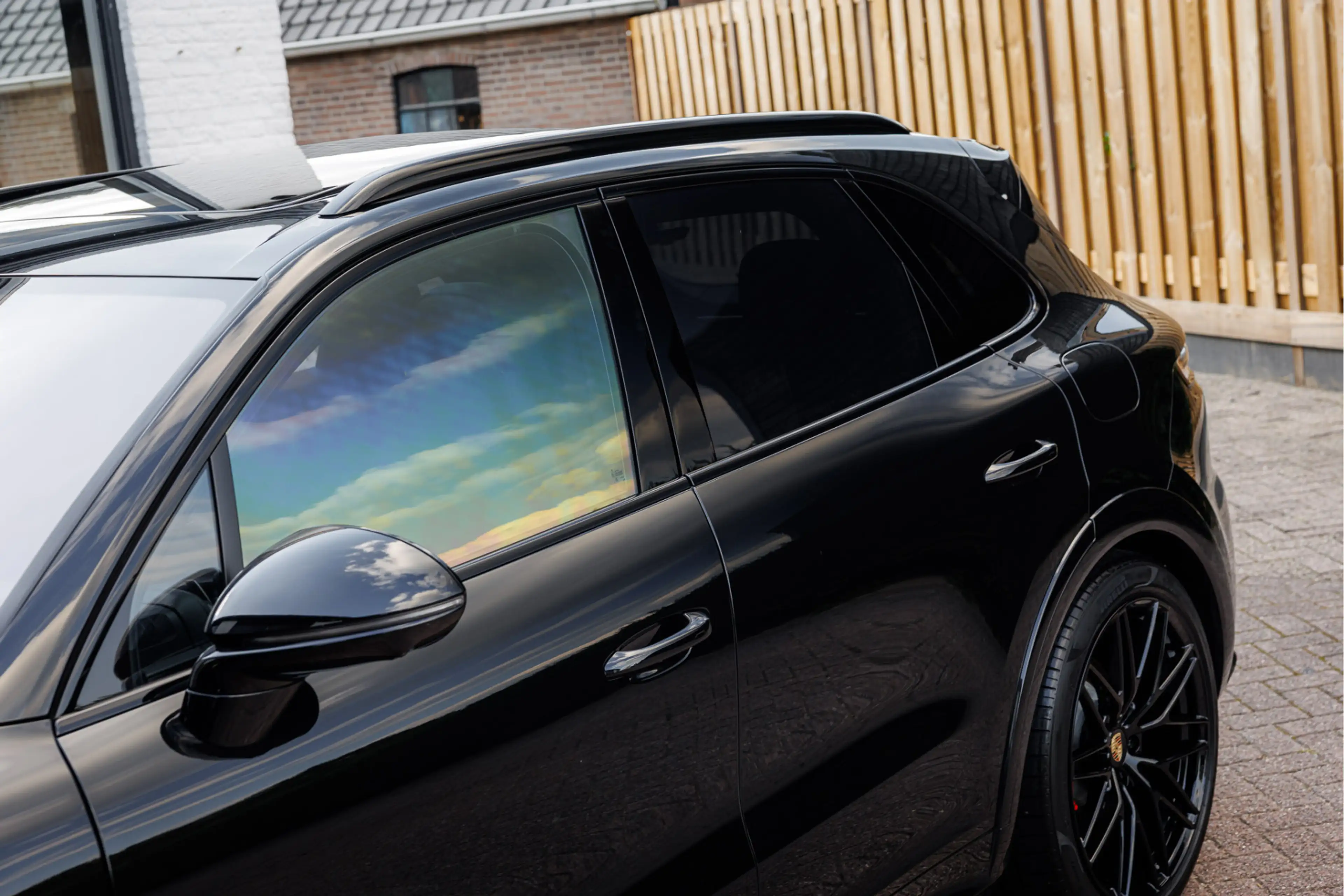 Porsche Cayenne 3.0 E-Hybrid Sport Design Pano - Passenger Display — photo 28