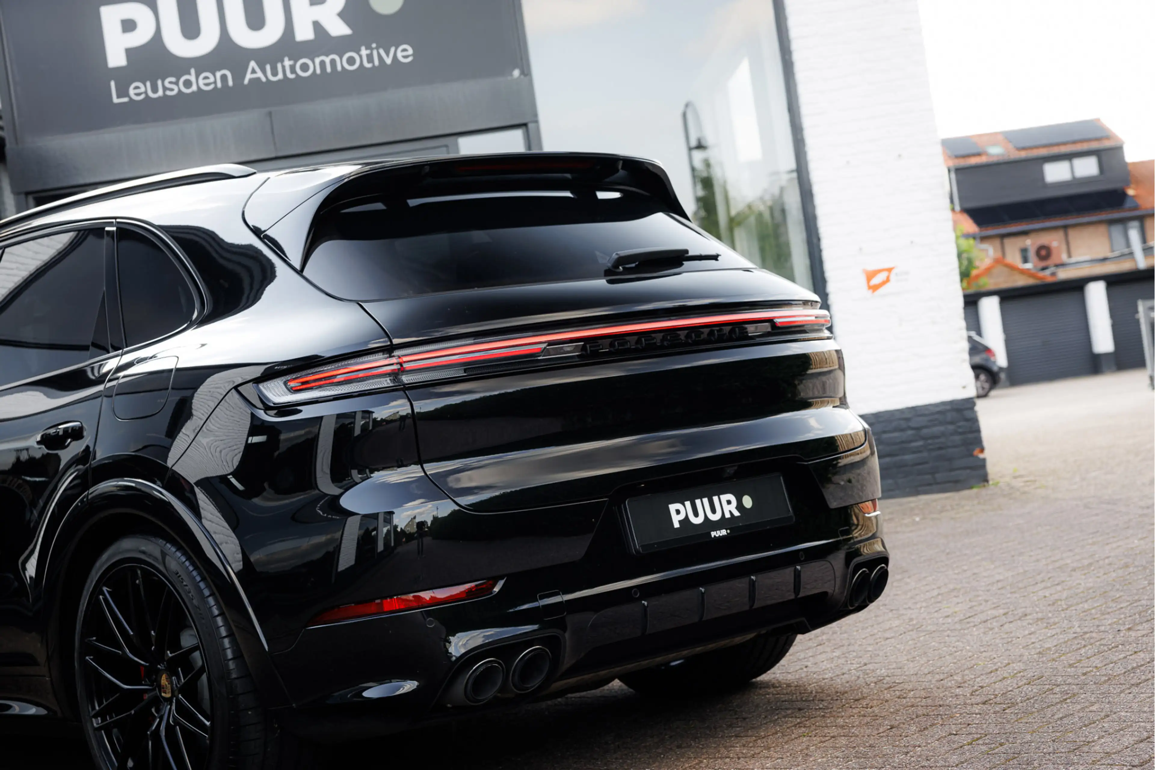 Porsche Cayenne 3.0 E-Hybrid Sport Design Pano - Passenger Display — photo 11