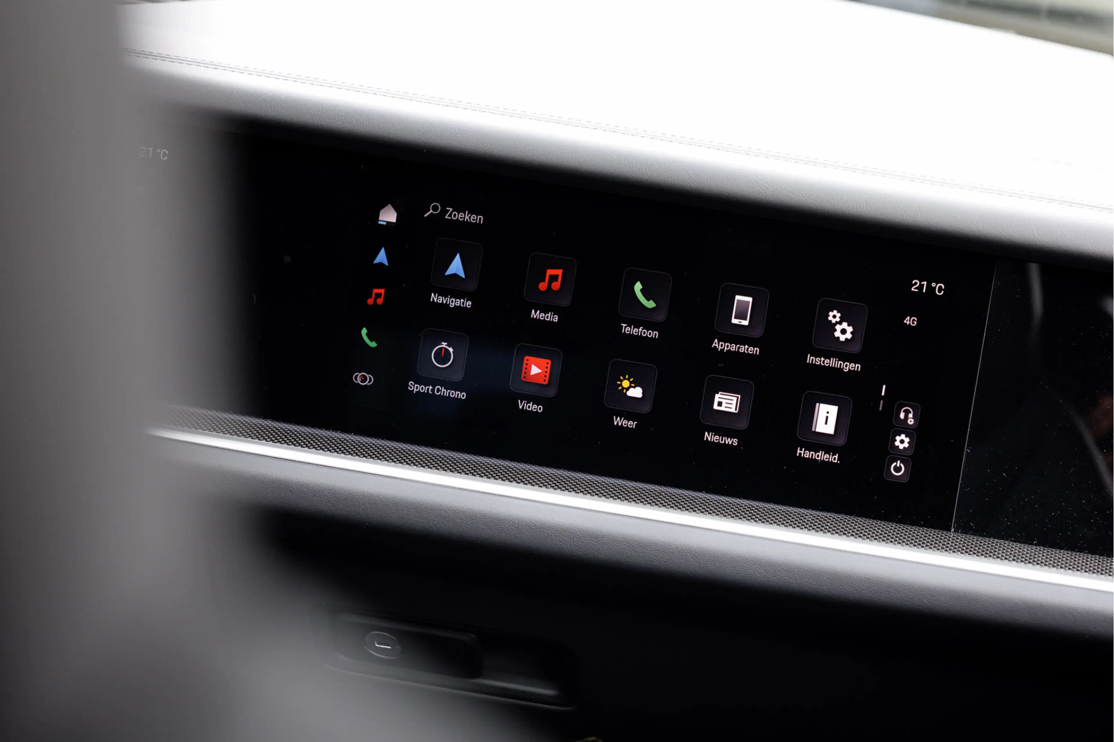 Porsche Cayenne 3.0 E-Hybrid Sport Design Pano - Passenger Display — photo 16