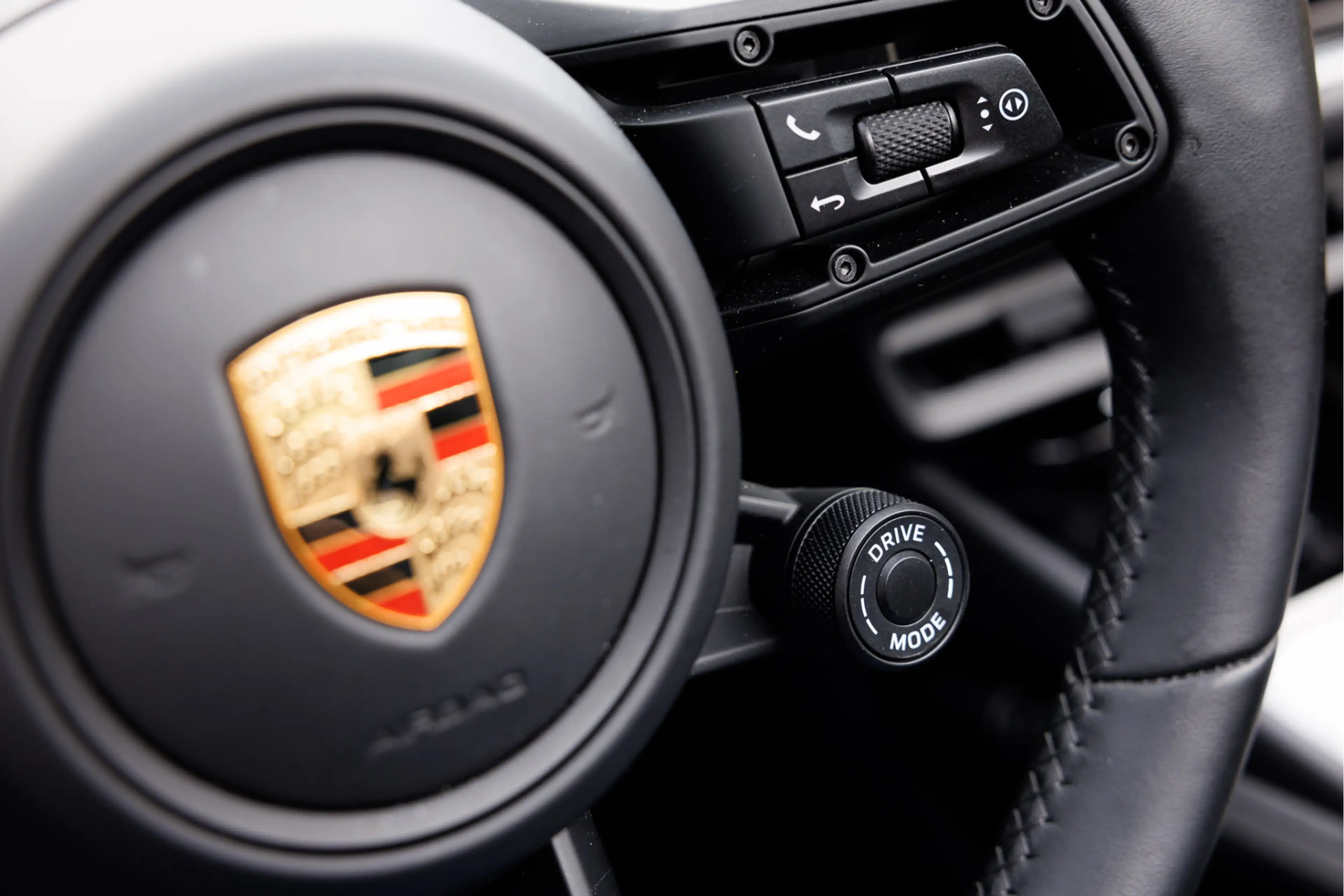 Porsche Cayenne 3.0 E-Hybrid Sport Design Pano - Passenger Display — photo 22