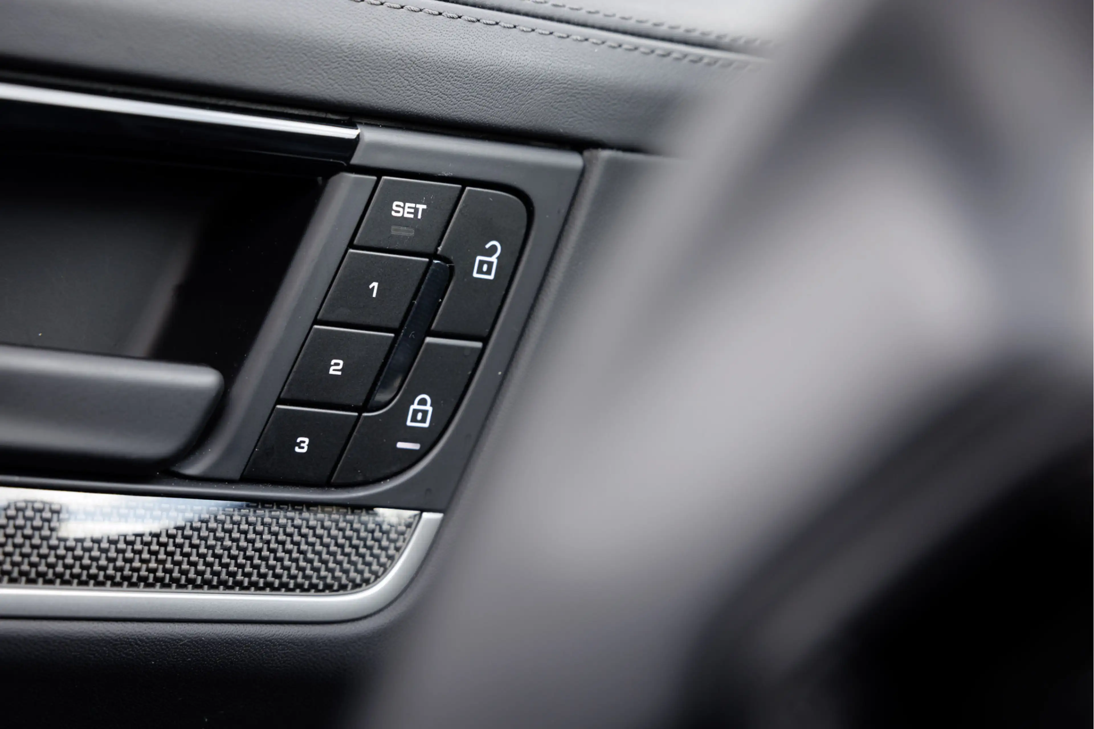 Porsche Cayenne 3.0 E-Hybrid Sport Design Pano - Passenger Display — photo 24