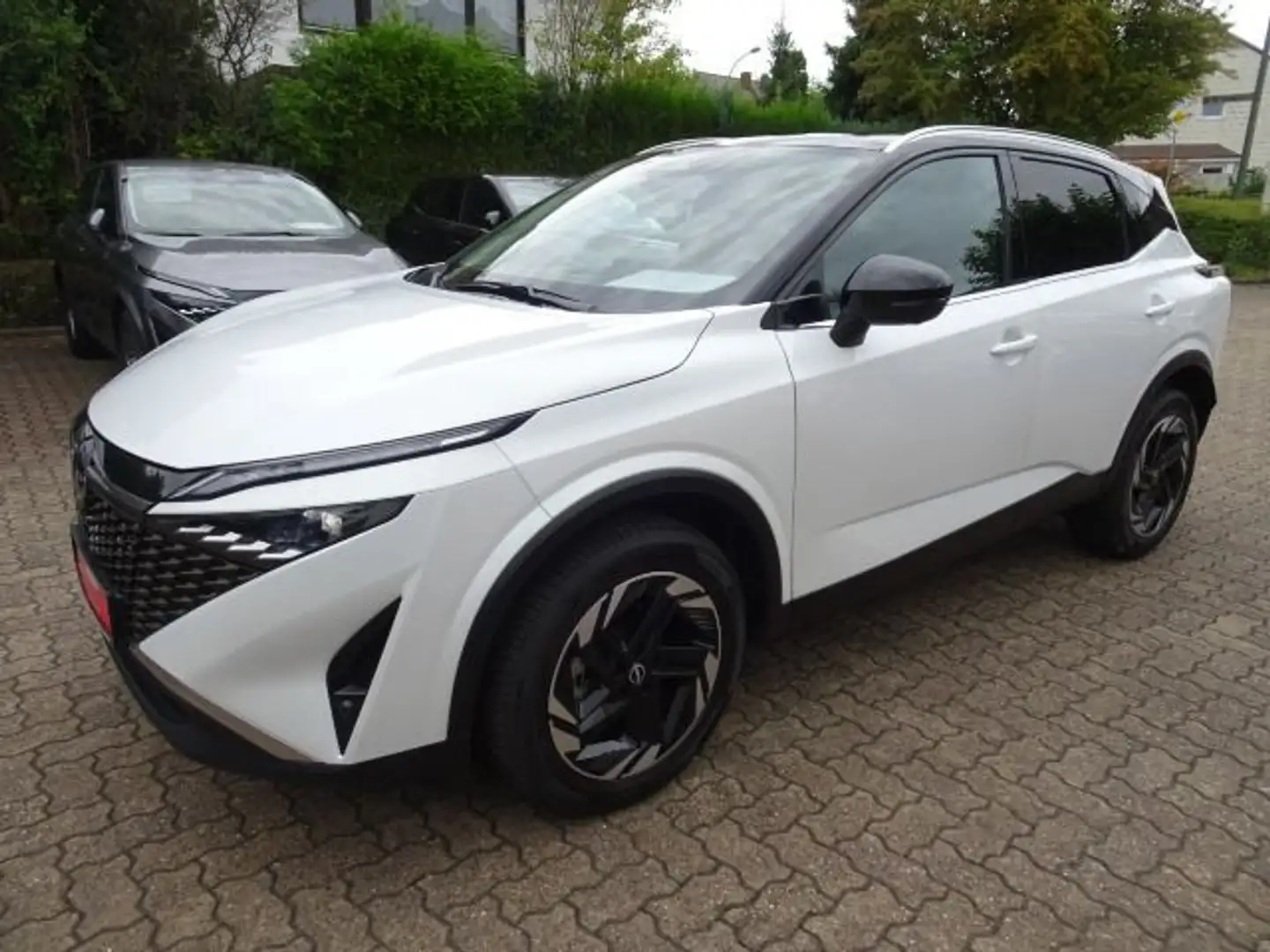 Nissan Qashqai 1.3 DIG-T N-Connecta Automatik Weiß - 2