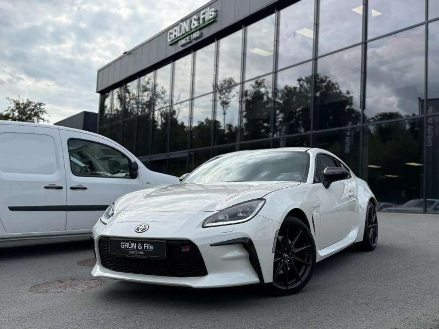 Toyota GR86 Coupe 2.4 Sport bijela - 1