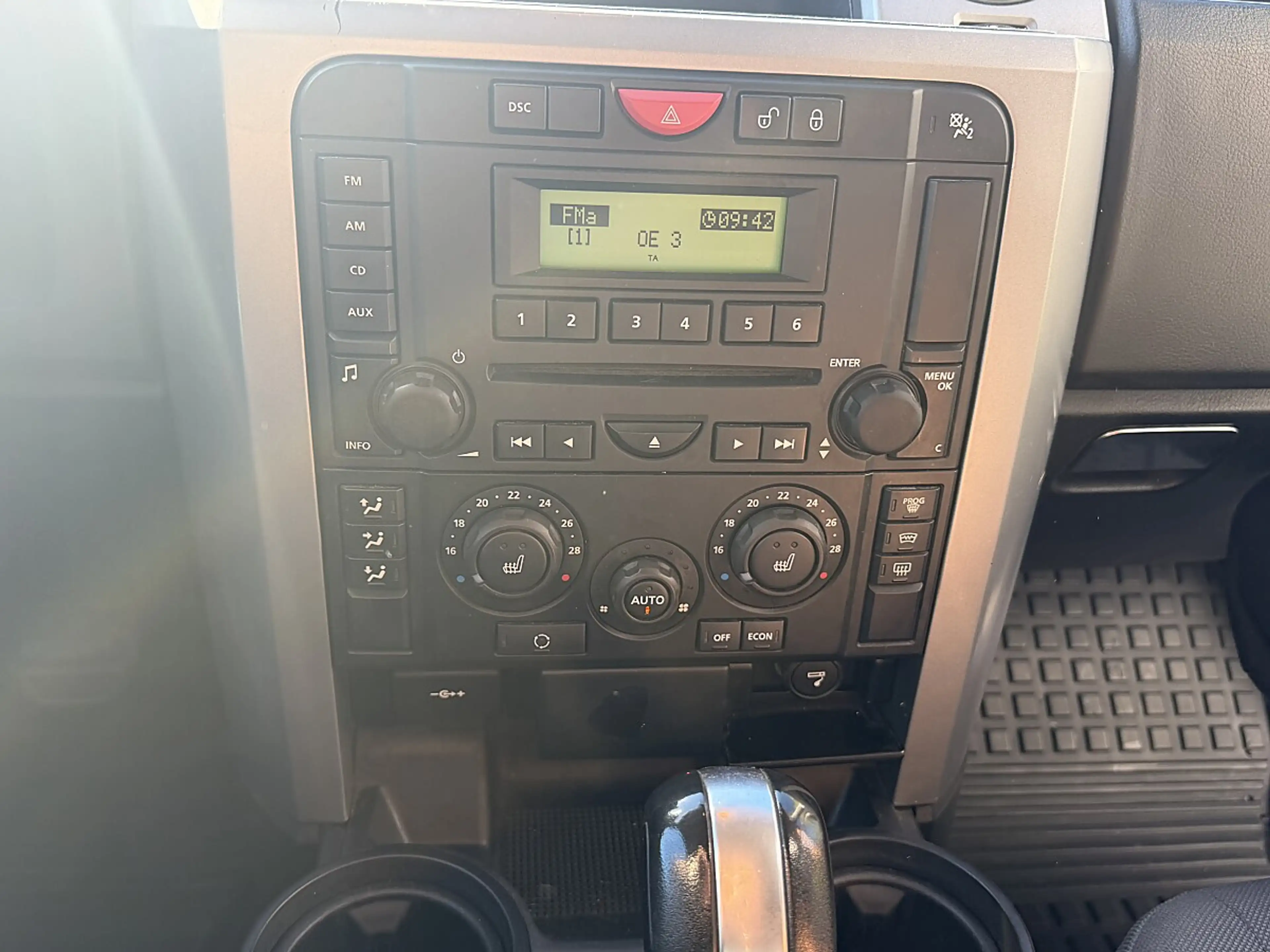 Land Rover Discovery 4 S 2.7 TDV6 — photo 14