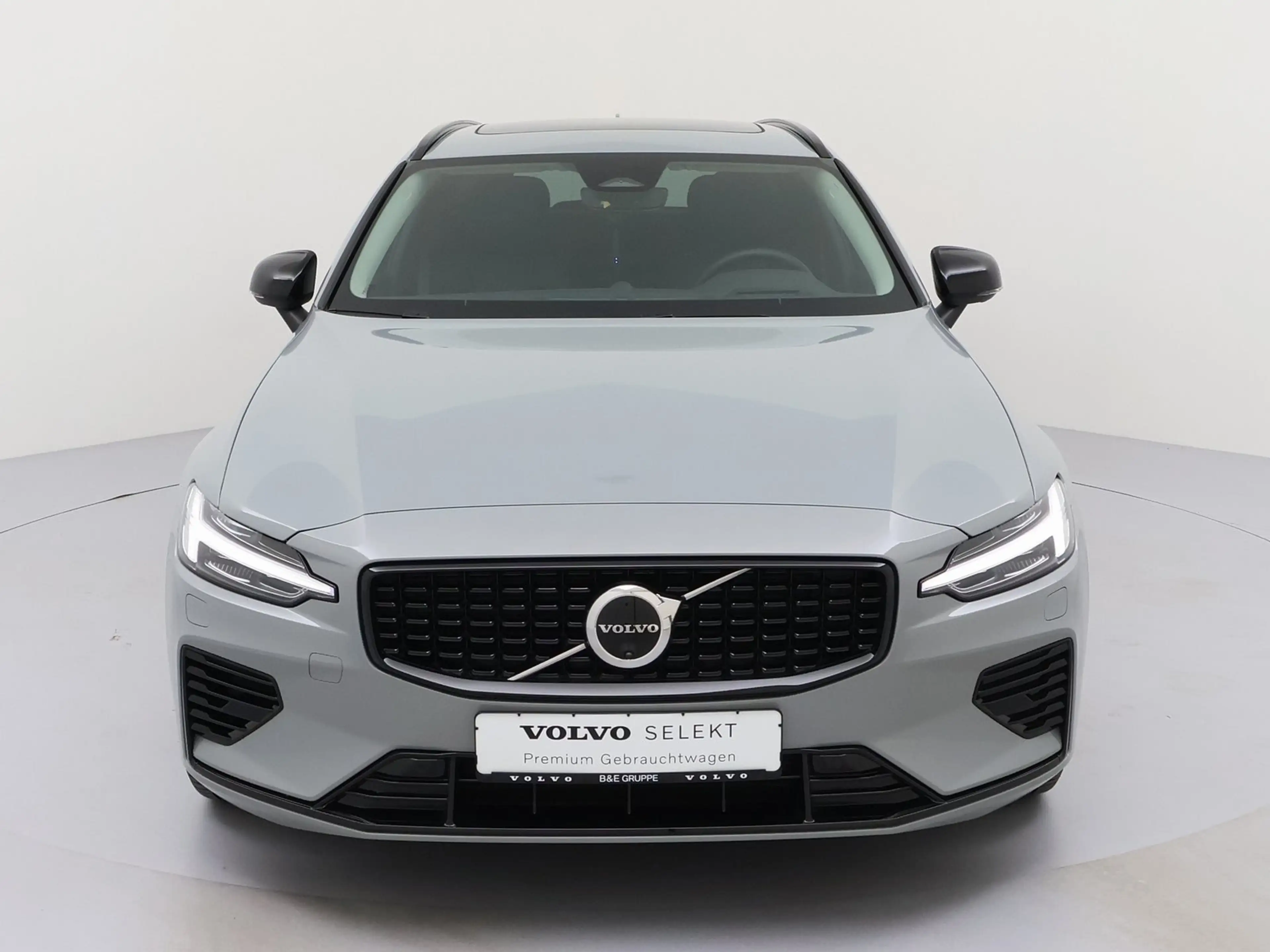 Volvo V60 Kombi T6 Ultra Dark Plug-In Hybrid AWD LED — photo 2