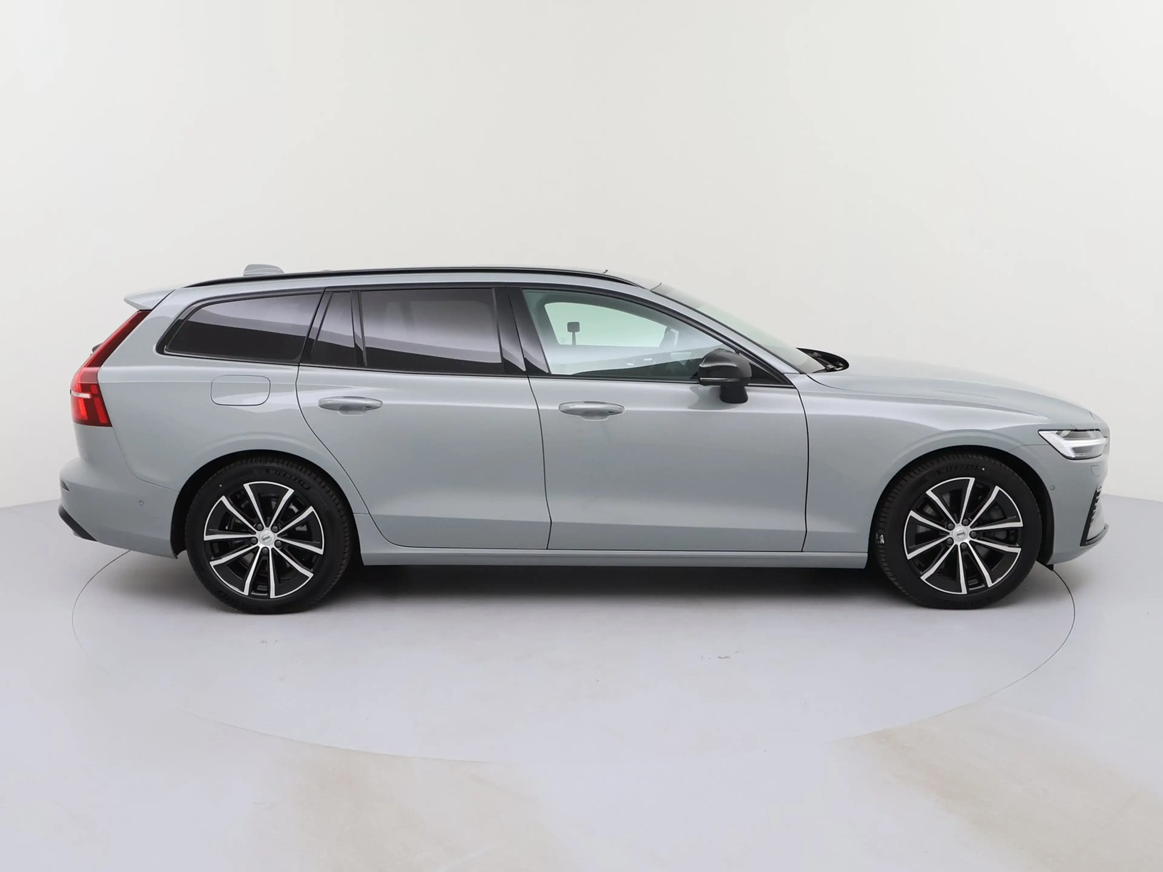 Volvo V60 Kombi T6 Ultra Dark Plug-In Hybrid AWD LED — photo 4