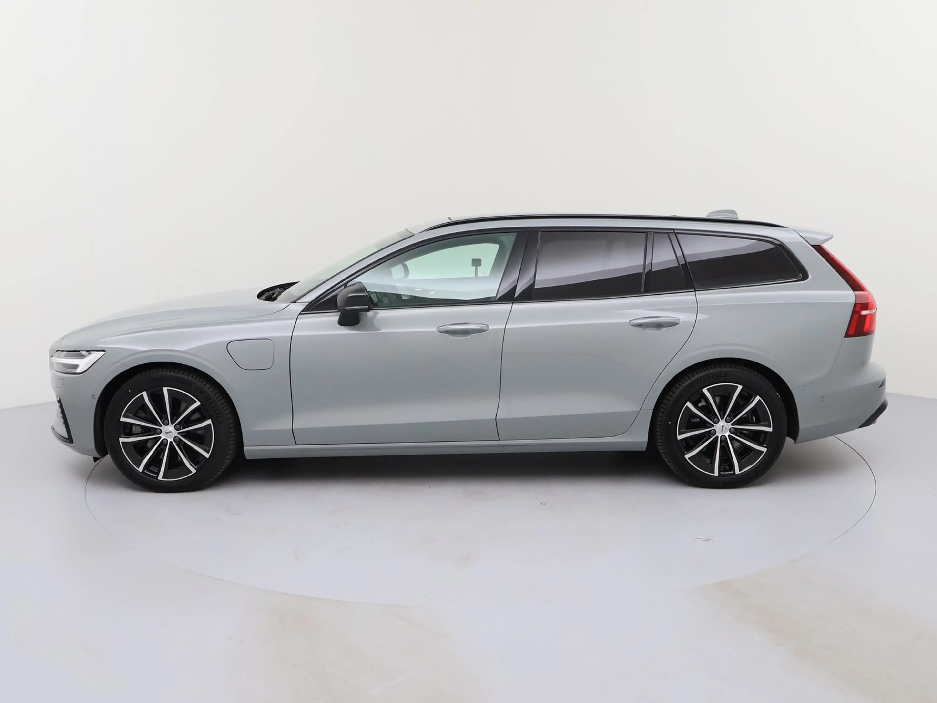 Volvo V60 Kombi T6 Ultra Dark Plug-In Hybrid AWD LED — photo 8