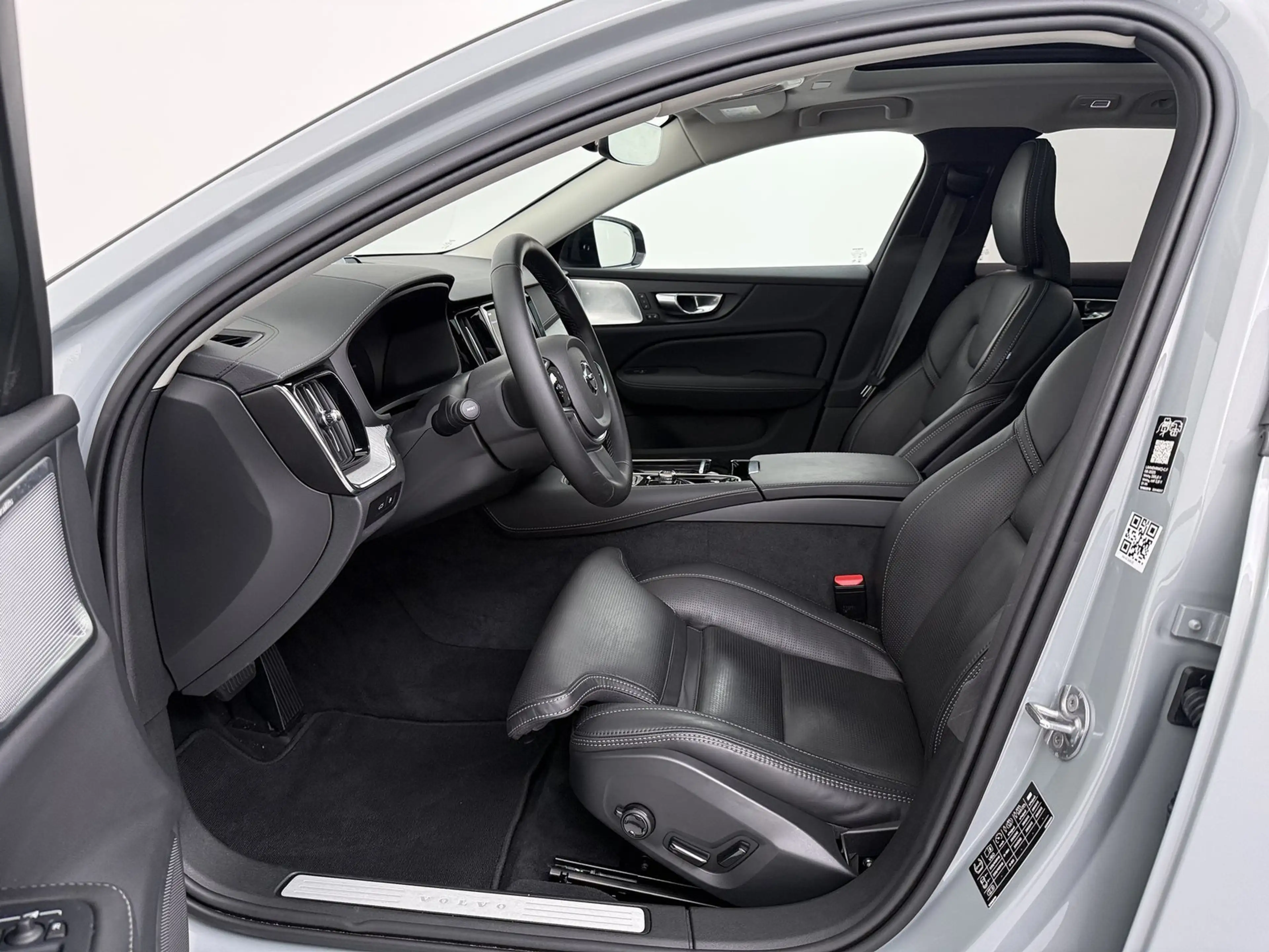 Volvo V60 Kombi T6 Ultra Dark Plug-In Hybrid AWD LED — photo 12