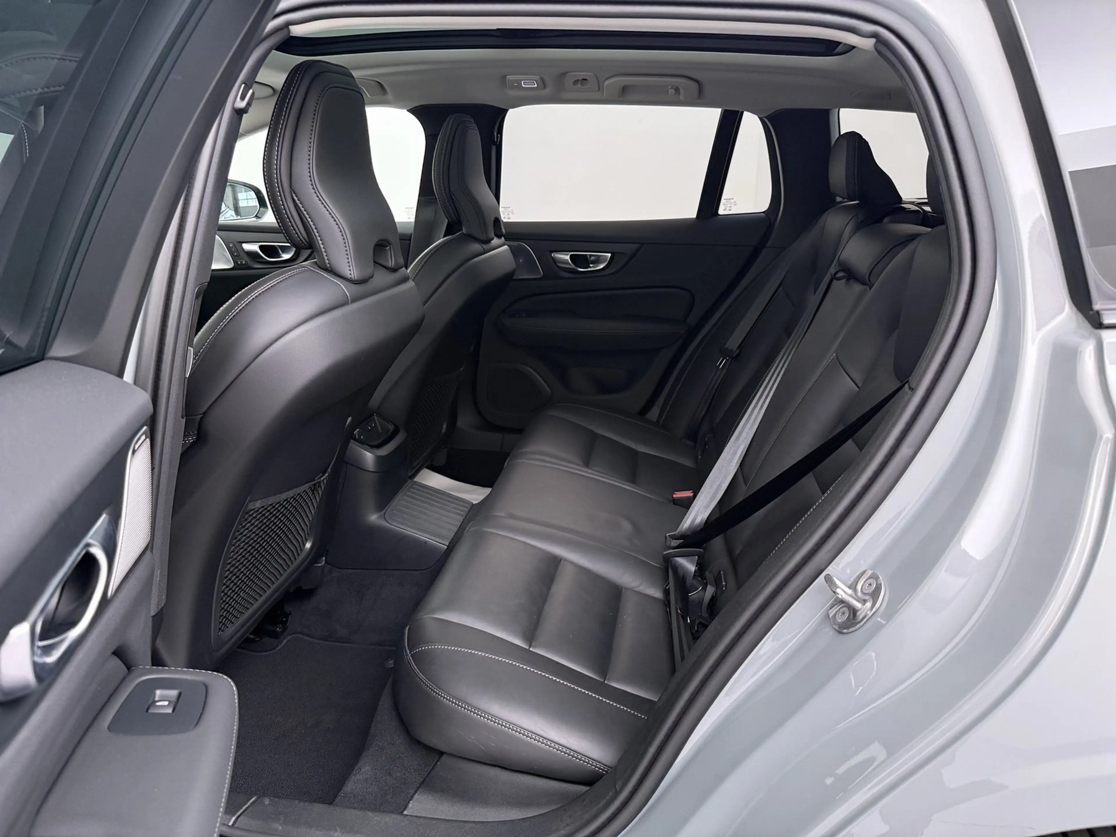 Volvo V60 Kombi T6 Ultra Dark Plug-In Hybrid AWD LED — photo 15