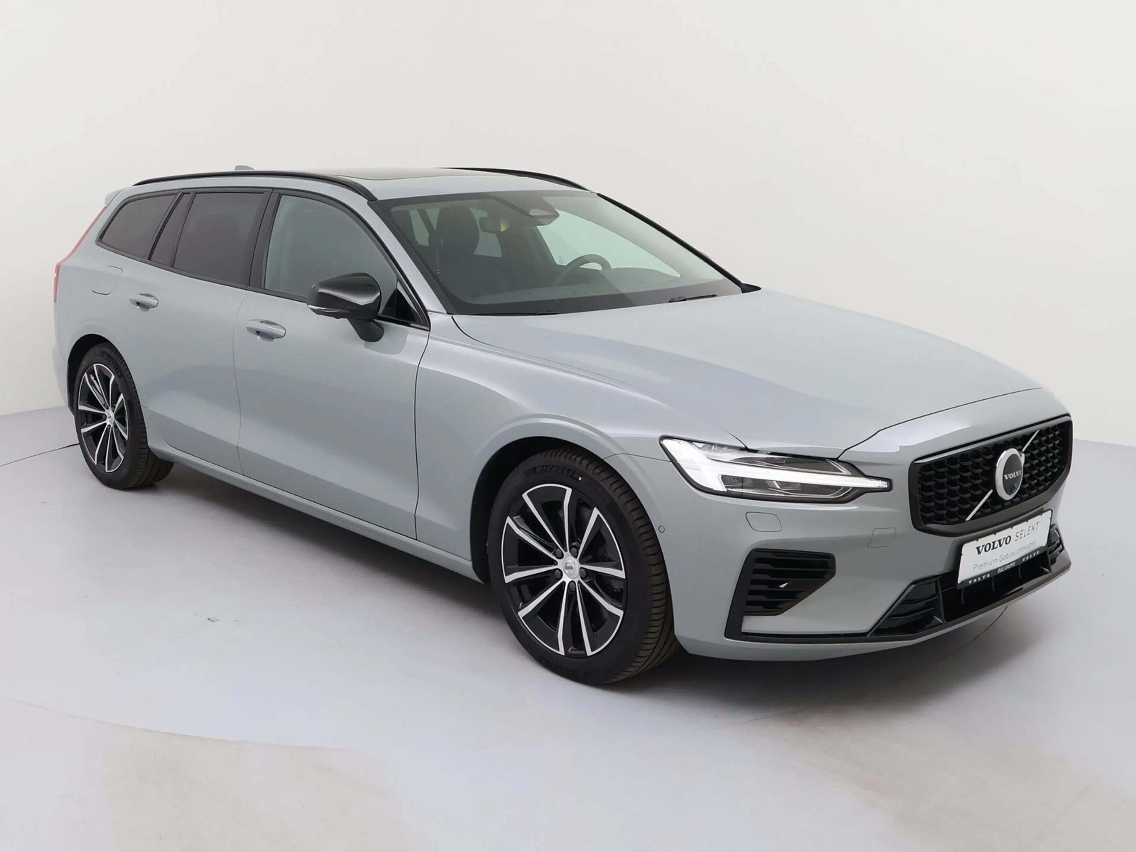 Volvo V60 Kombi T6 Ultra Dark Plug-In Hybrid AWD LED — photo 3