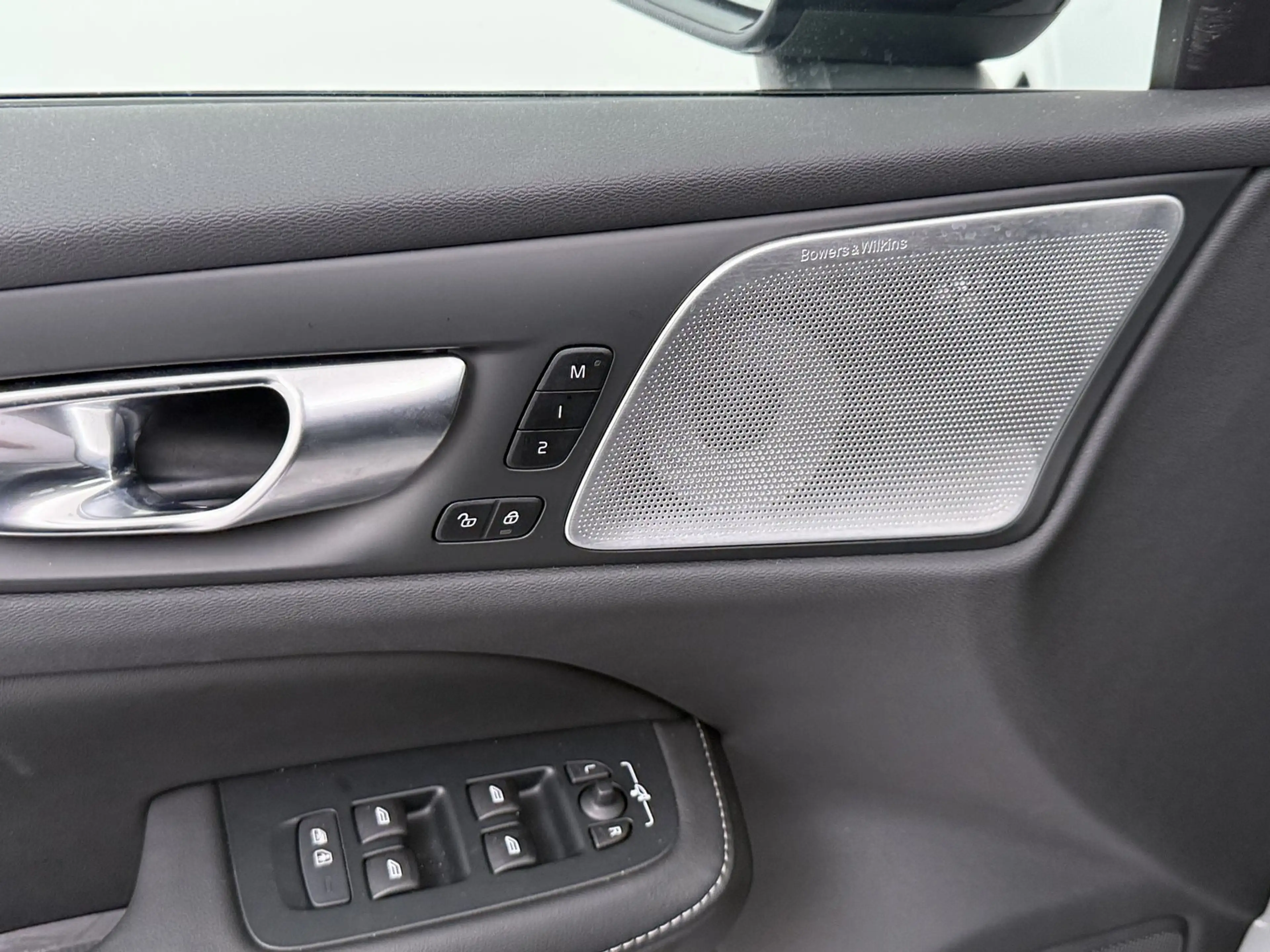 Volvo V60 Kombi T6 Ultra Dark Plug-In Hybrid AWD LED — photo 13