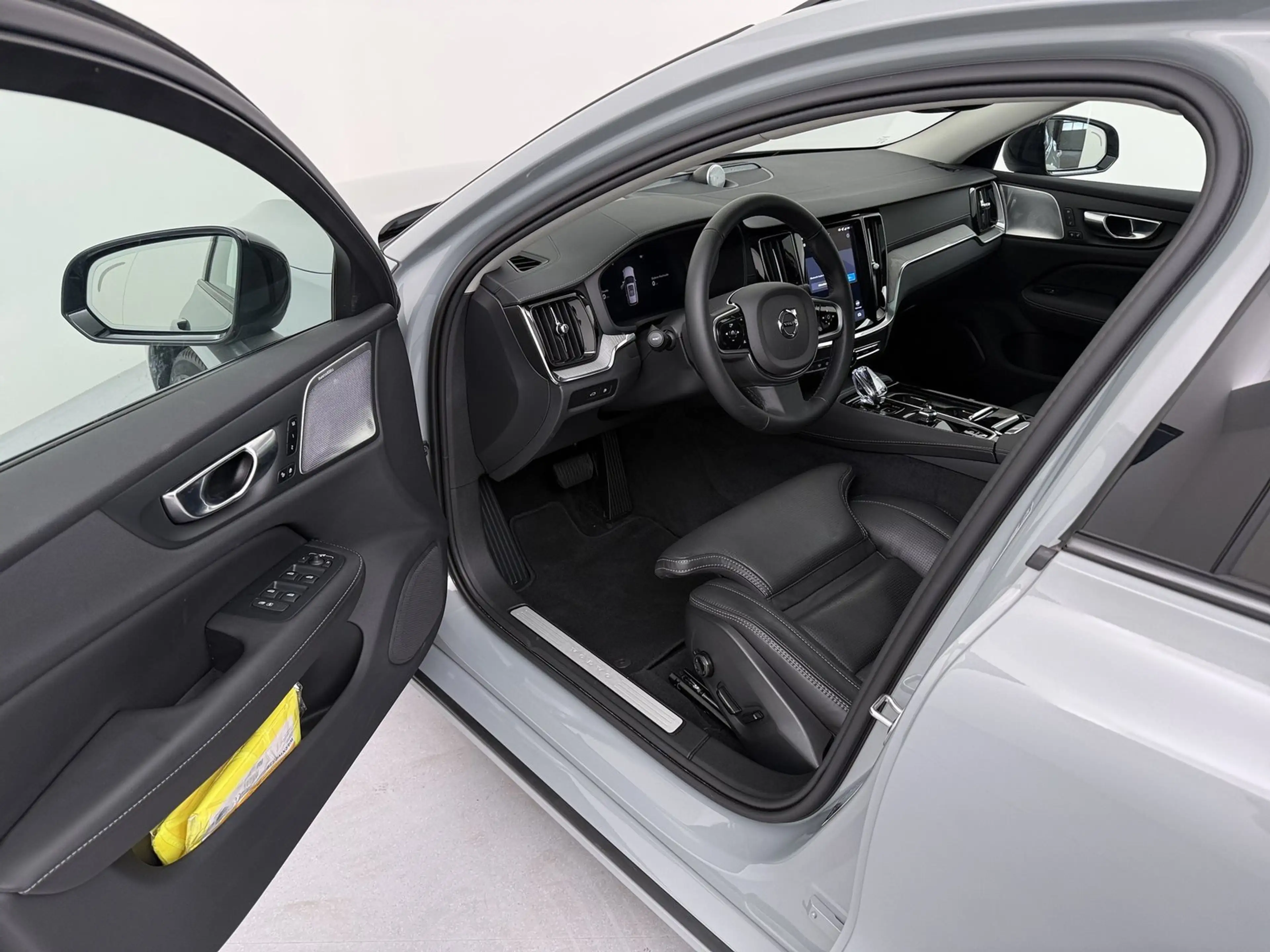Volvo V60 Kombi T6 Ultra Dark Plug-In Hybrid AWD LED — photo 11