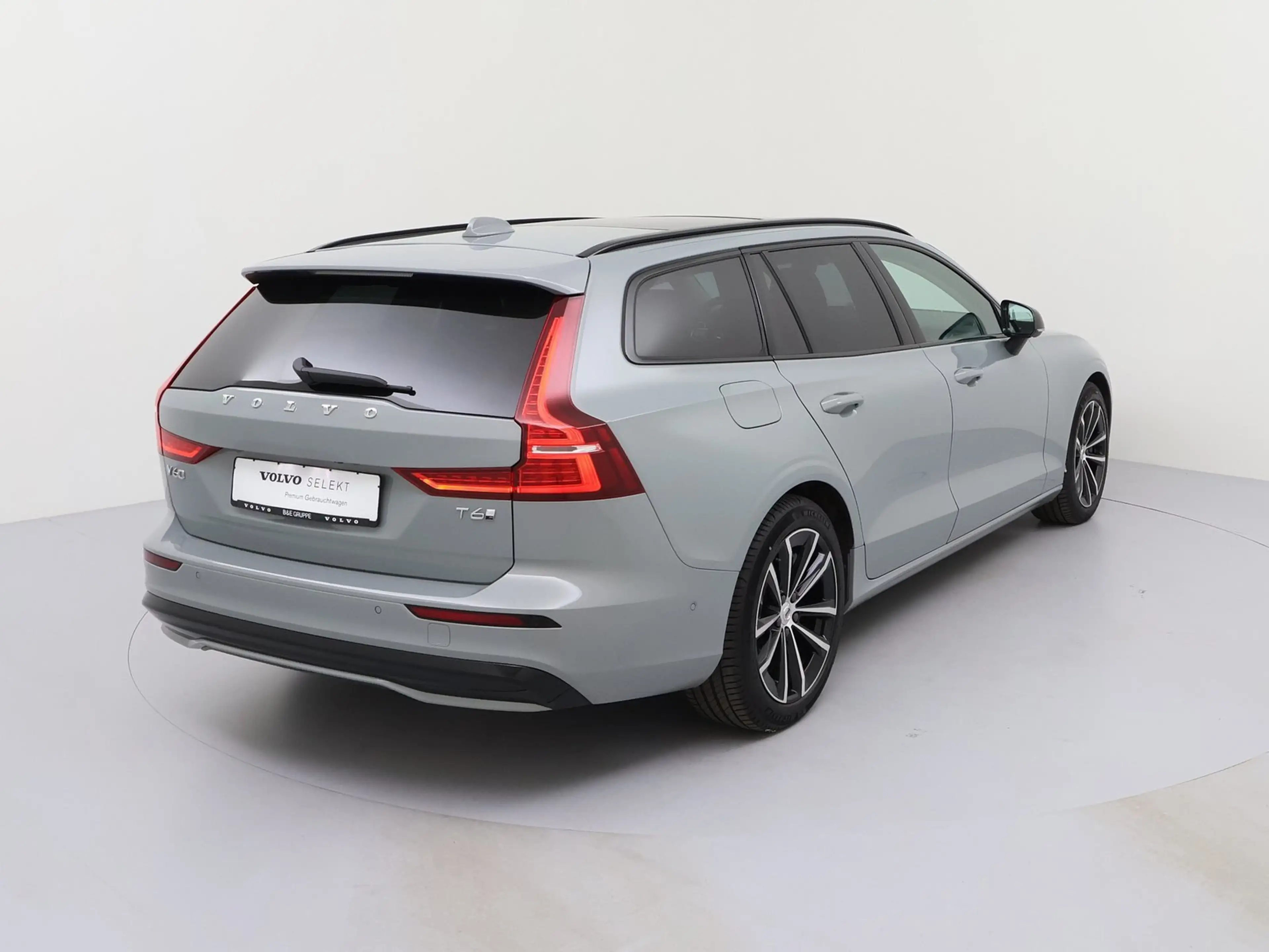 Volvo V60 Kombi T6 Ultra Dark Plug-In Hybrid AWD LED — photo 5